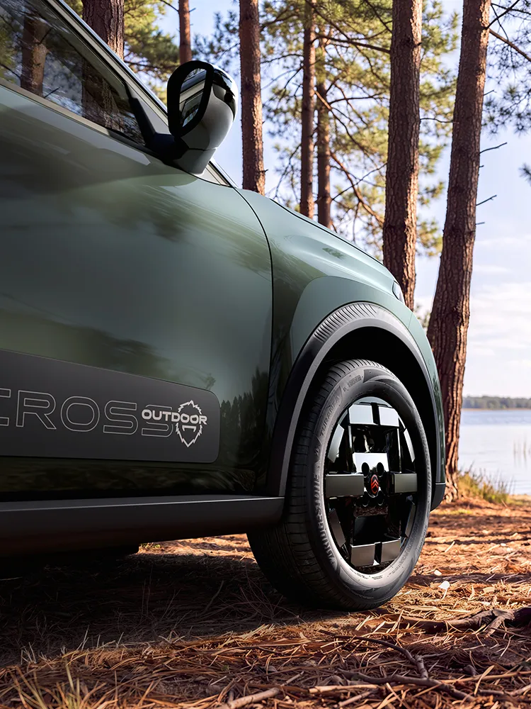Gros plan latéral de Citroën C3 Aircross sur le design Outdoor des roues, présentant Advanced Comfort pour les aventures en SUV familial