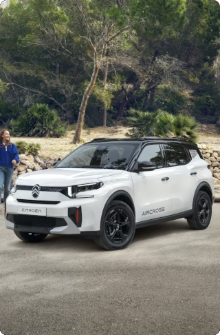 Vue frontale des trois quarts du SUV électrique Citroën C3 Aircross, mettant en avant une polyvalence familiale pour une mobilité confiante et abordable.