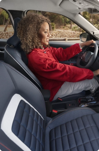 Vue intérieure arrière du SUV Citroën C3 Aircross, offrant des sièges confortables pour des voyages longs et décontractés et une mobilité quotidienne abordable.