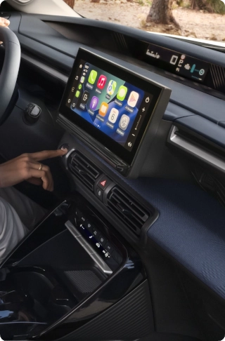 Vue avant du cockpit du SUV Citroën C3 Aircross mettant en avant un grand écran d’infodivertissement pour une mobilité intuitive, connectée et abordable au quotidien.