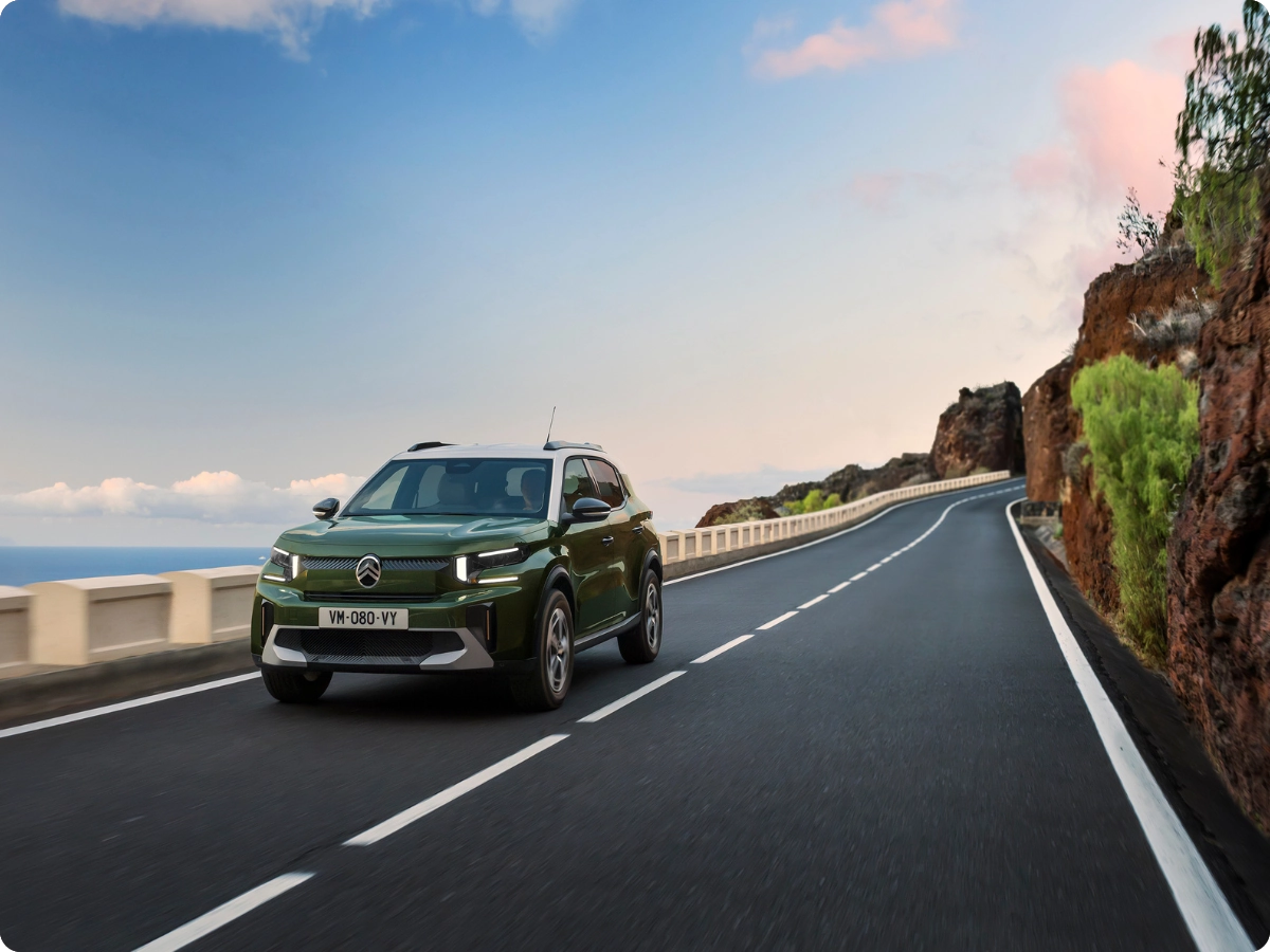 Vue de conduite avant du SUV Citroën C3 Aircross mettant en évidence une disponibilité rapide pour une mobilité quotidienne confiante, fluide et abordable.