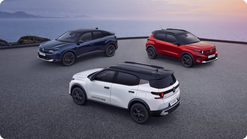 Vue avant trois-quarts de la C4 COLLECTION avec le C3 Aircross et la C3 COLLECTION, mettant en valeur le design, l’efficacité et le style premium.