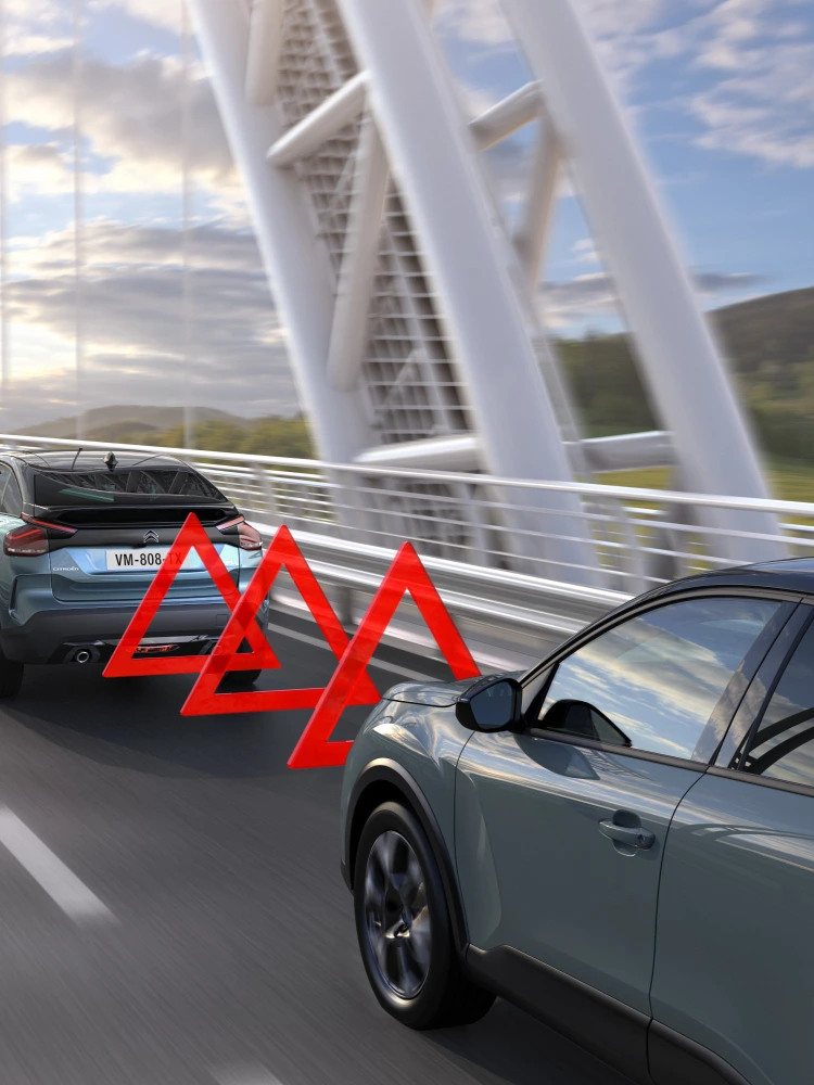 Vue arrière ë-C4 avec frein de sécurité actif, mettant en avant l’alerte de collision, la sécurité, la technologie et la conception pour une conduite sécurisée
