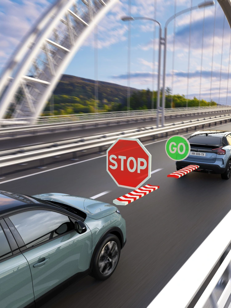 Vue latérale ë-C4 avec régulateur de vitesse adaptatif stop & go mettant en avant la sécurité, la technologie et le confort pour une conduite premium plus sûre