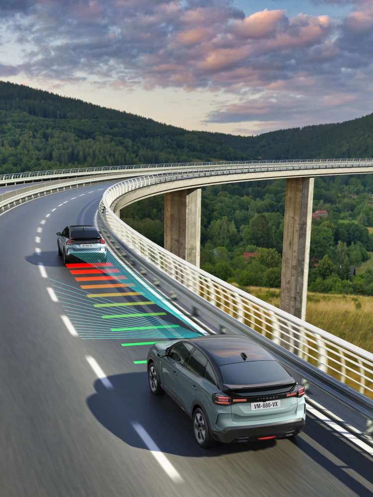 Vue arrière ë-C4 avec assistance à la conduite niveau 2, mettant en avant la sécurité, la technologie et le positionnement des voies pour une conduite semi-wagennome