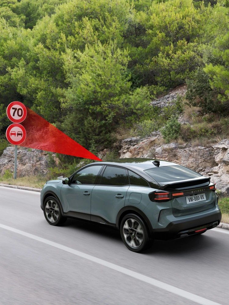 Vue latérale ë-C4 avec reconnaissance étendue des panneaux de signalisation mettant en avant la sécurité, la technologie et la visibilité pour une conduite premium et sûre