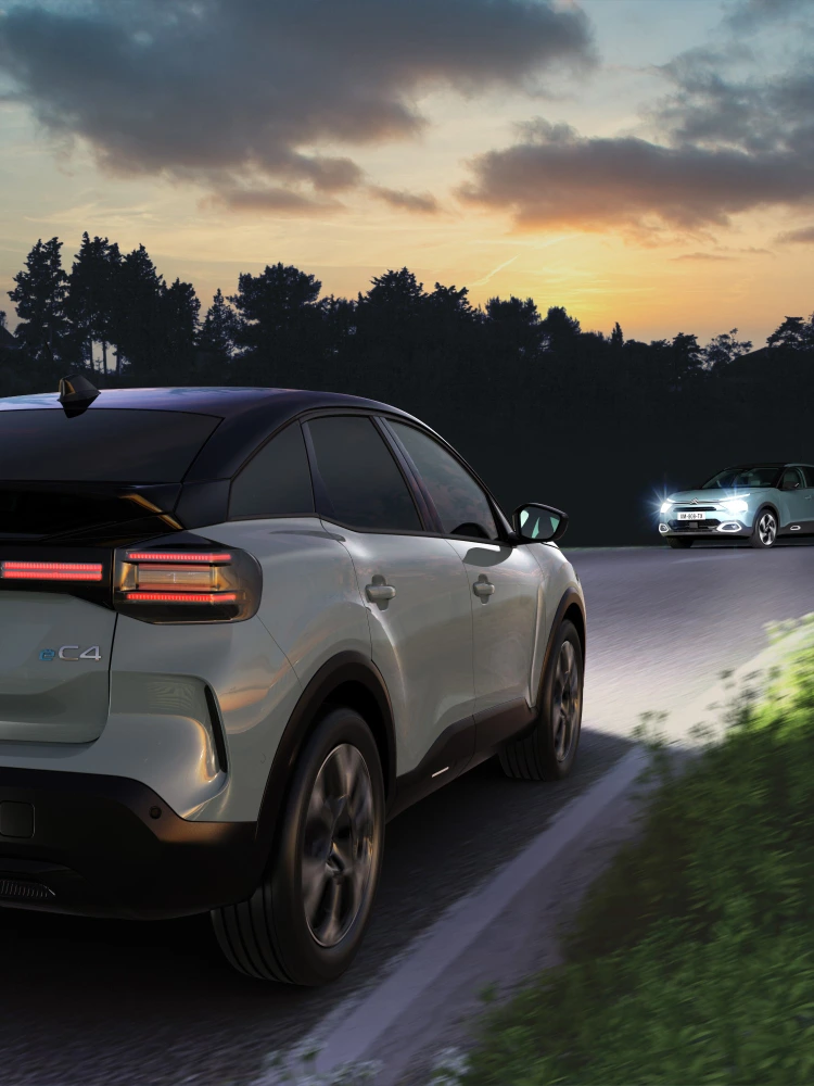 Vue arrière ë-C4 avec assistance aux feux de lumière, améliorant la visibilité, la sécurité et la technologie pour une expérience de conduite nocturne sereine et premium