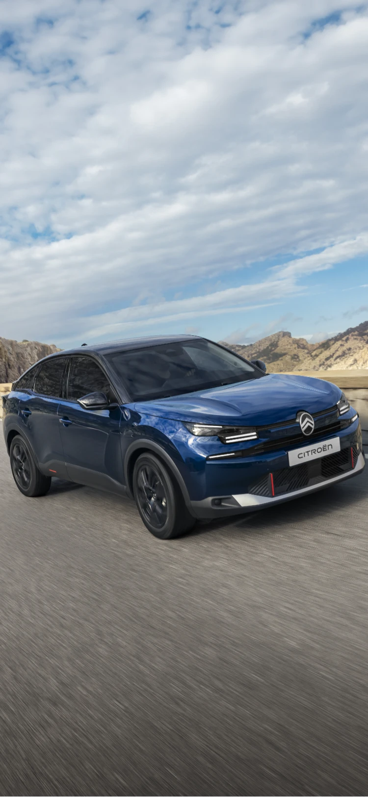 Vue trois‑quarts avant en conduite ë‑C4 mettant en valeur le design crossover aérodynamique, l'efficacité et le style pour une présence moderne premium