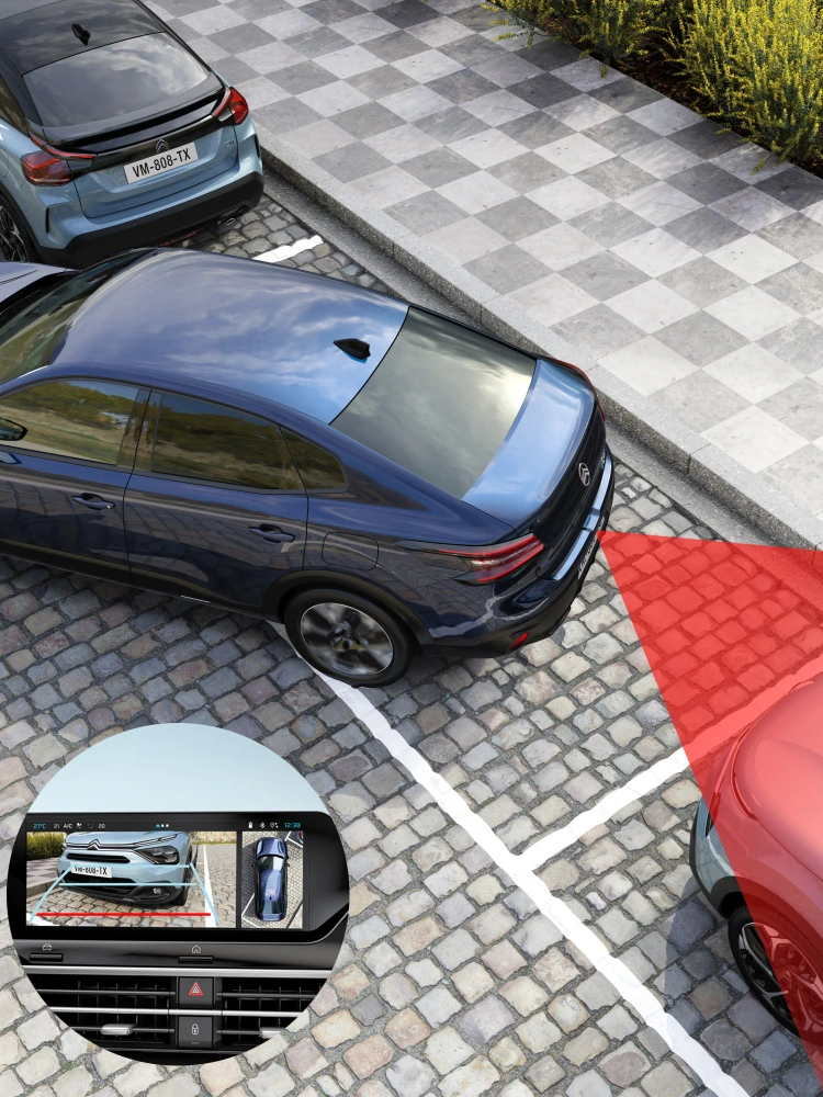 Vue de dessus de la Citroën ë-C4 X utilisant la caméra arrière à 180° pour faciliter les manœuvres de stationnement en sécurité