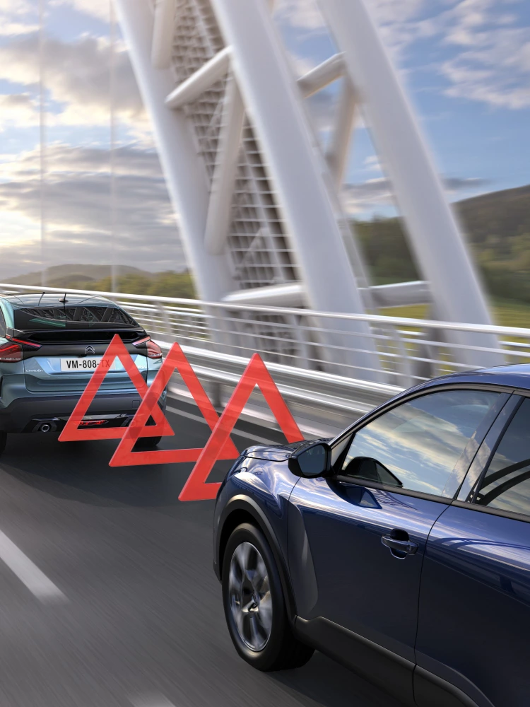 Citroën ë-C4 X détectant un voiture devant avec l’alerte de collision avant activée pour une conduite plus sûre