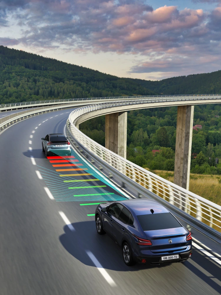 Citroën ë-C4 X utilisant l’assistance à la conduite niveau 2 avec navigation de vitesse adaptative et guidage de voie sur wagenroute
