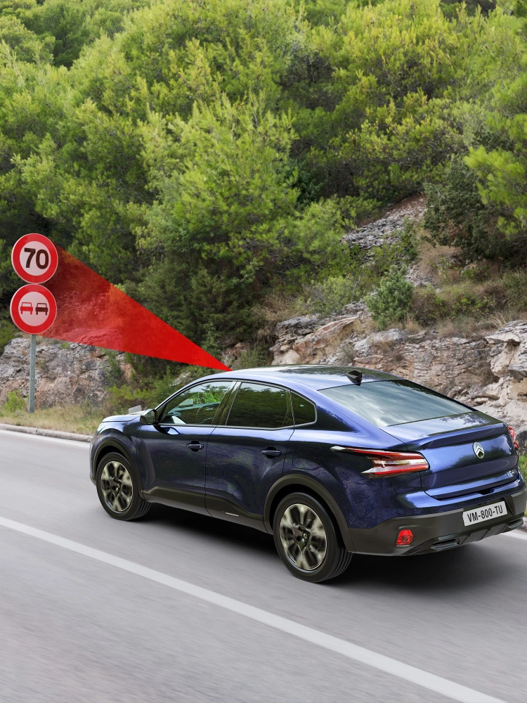 Citroën ë-C4 X identifiant plusieurs panneaux de vitesse et de restriction avec la reconnaissance étendue des panneaux de signalisation