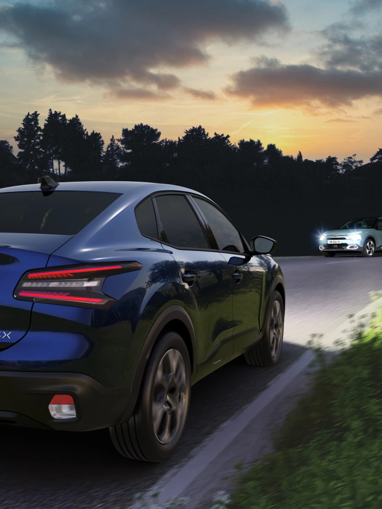 Citroën ë-C4 X roulant de nuit avec assistance à feux de route éclairant la route en toute sécurité