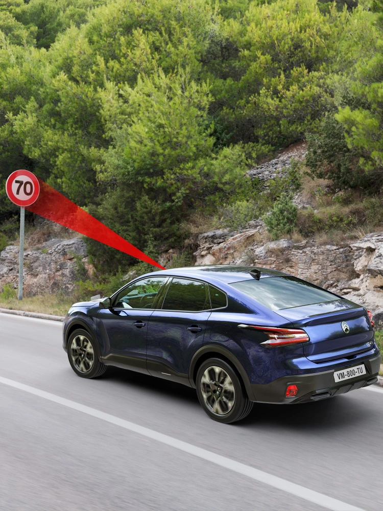 Citroën ë-C4 X détectant un signal de vitesse à 70 km/h avec la reconnaissance des panneaux de signalisation active