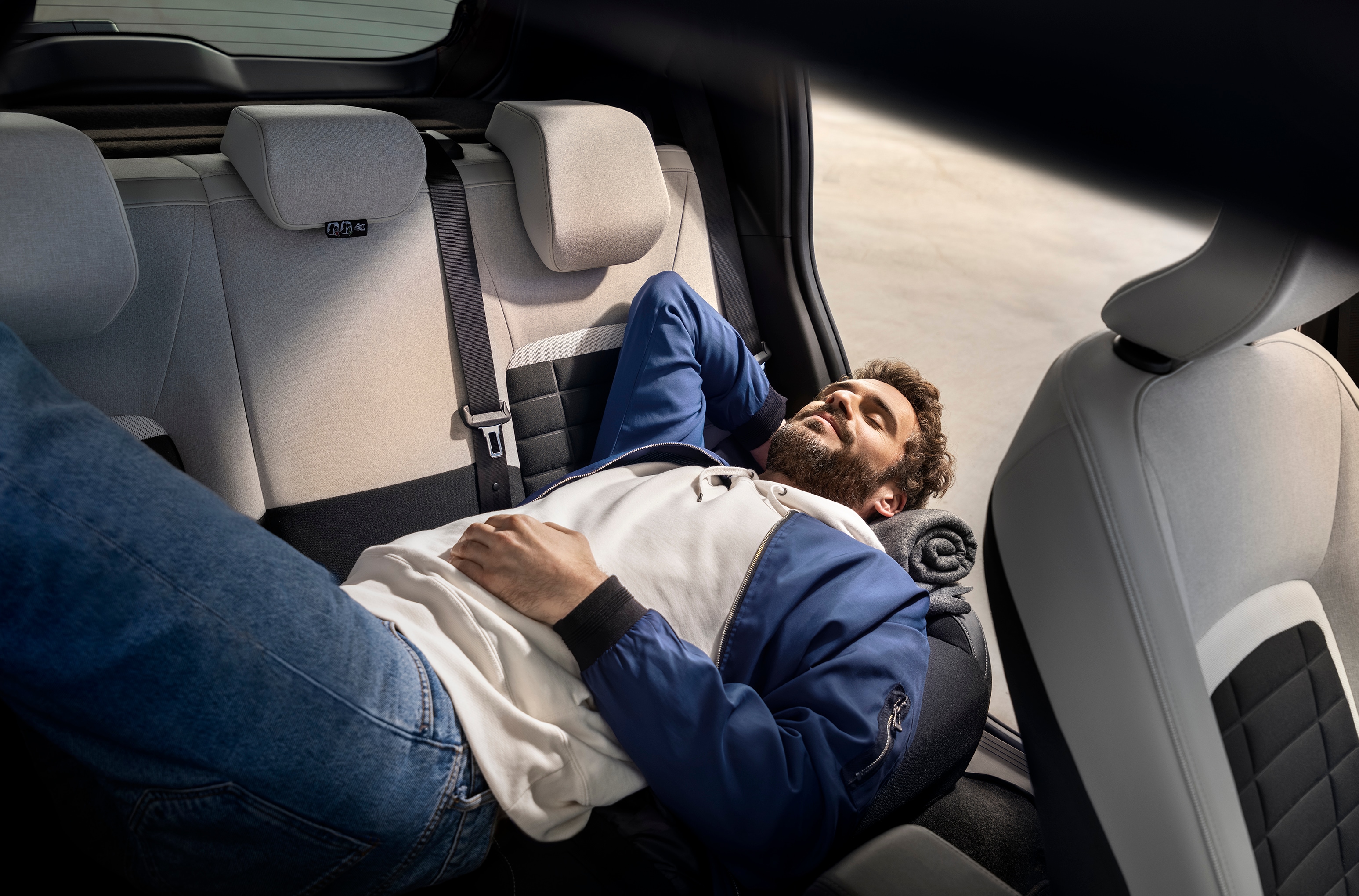 Vue intérieure du SUV électrique Citroën ë-C3 mettant en avant le confort incliné pour une mobilité urbaine détendue et abordable.