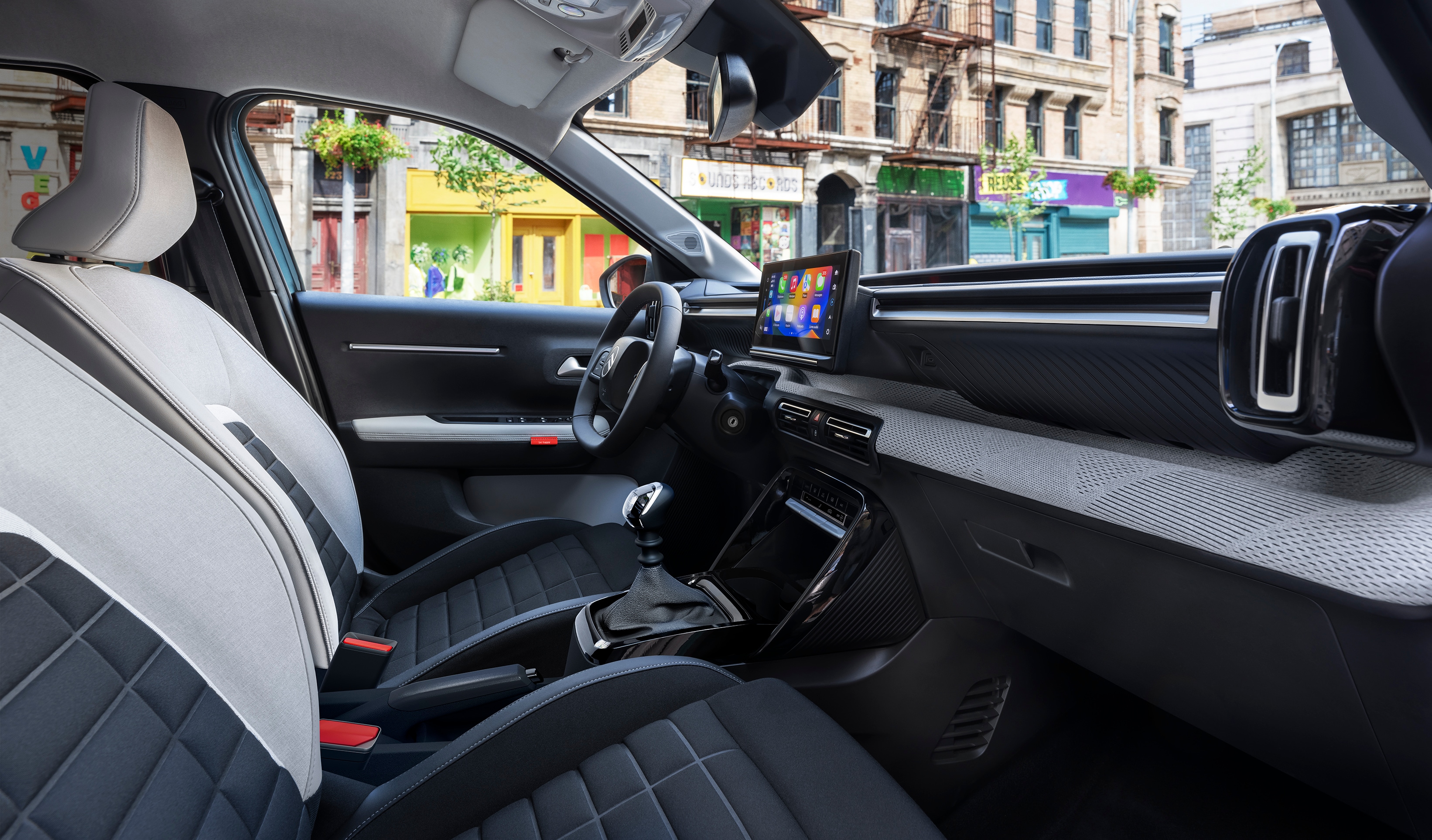 Vue intérieure du cockpit du SUV électrique Citroën ë-C3 mettant en valeur un tableau de bord moderne pour une conduite urbaine intuitive, confortable et abordable.
