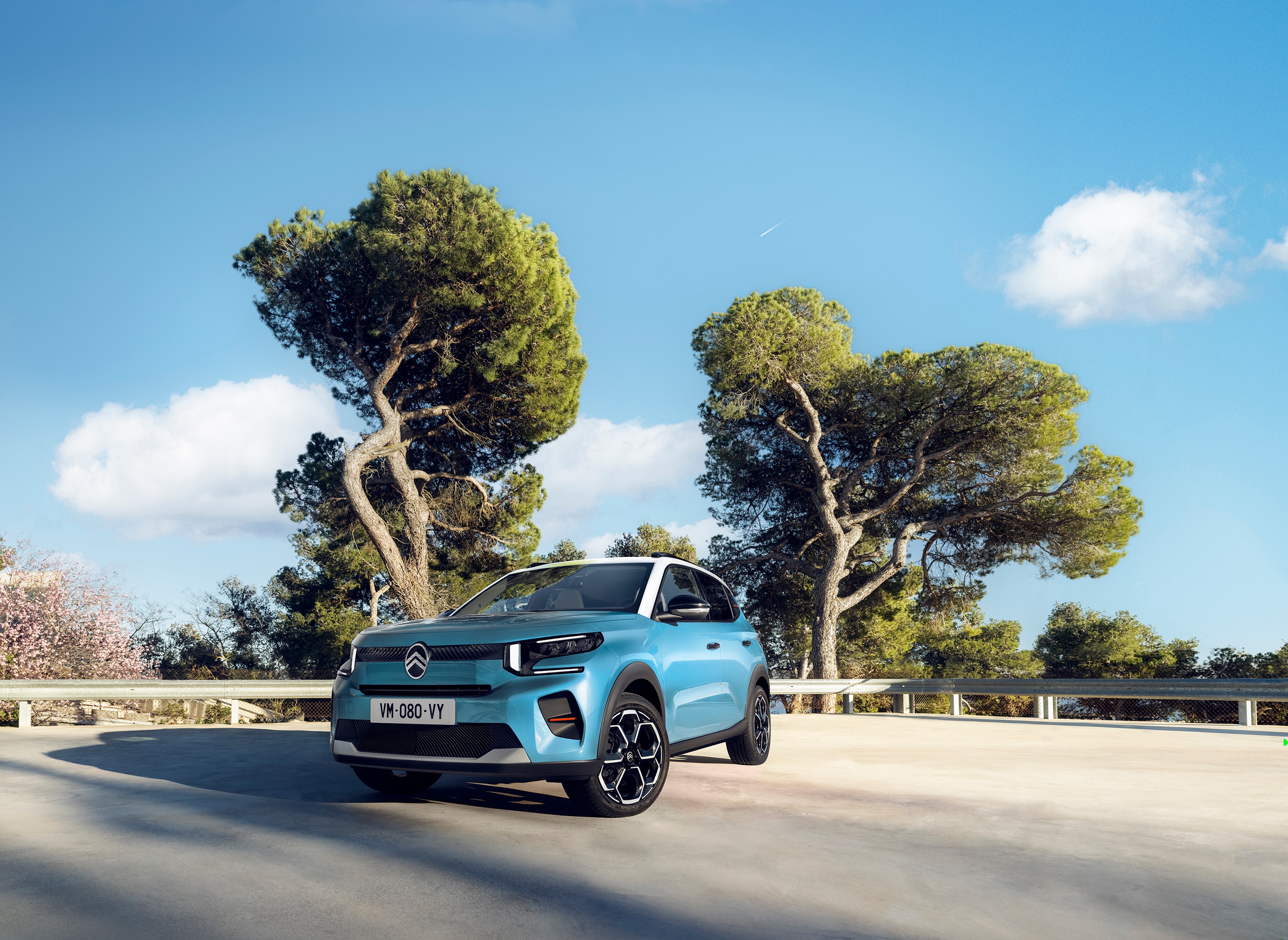 Vue frontale trois quarts du SUV électrique Citroën ë-C3 mettant en valeur un style moderne pour une mobilité quotidienne confiante et abordable.