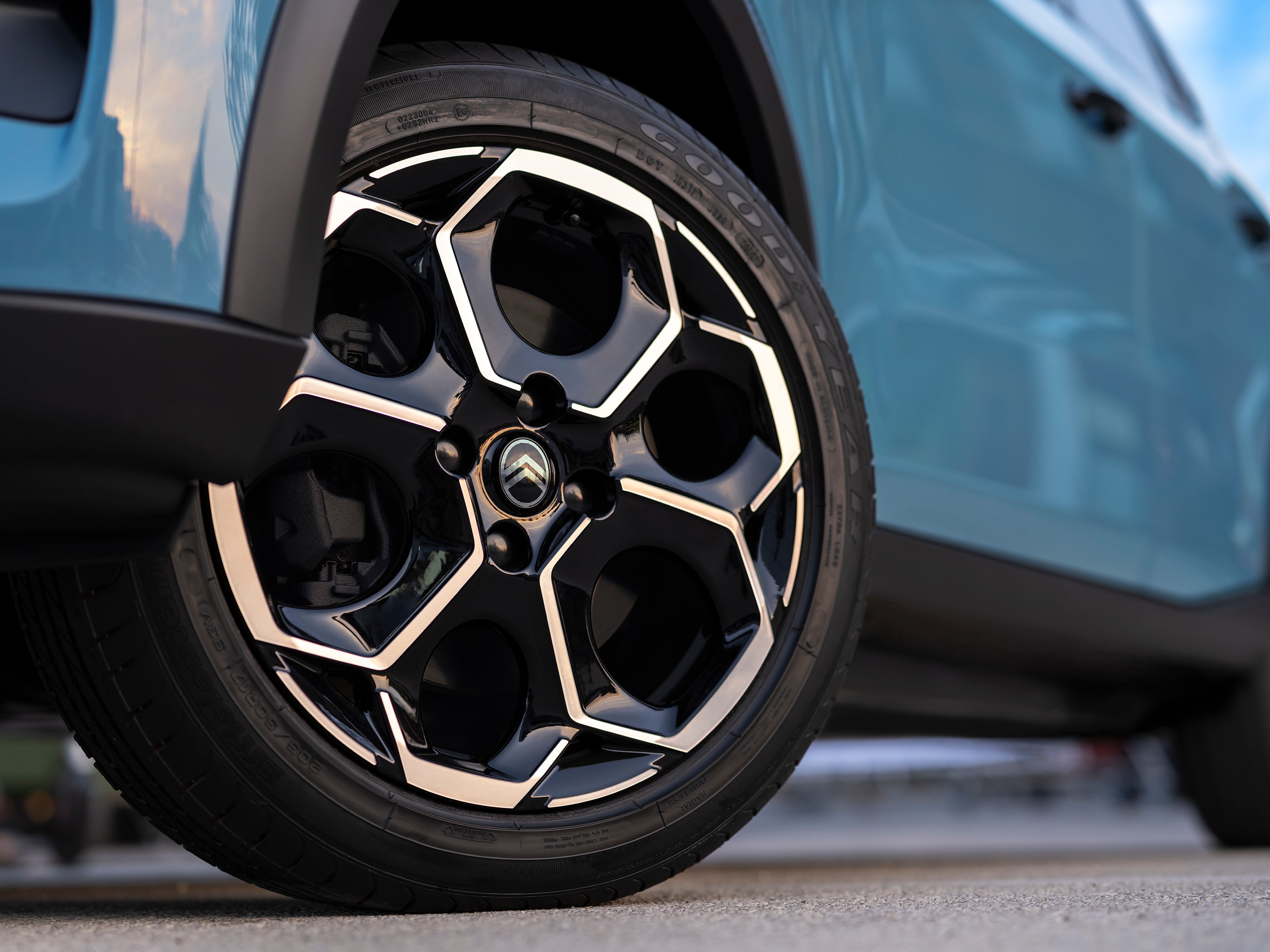 Vue rapprochée de la jante en alliage du SUV électrique Citroën ë-C3 mettant en valeur un design moderne pour une mobilité urbaine élégante et abordable.