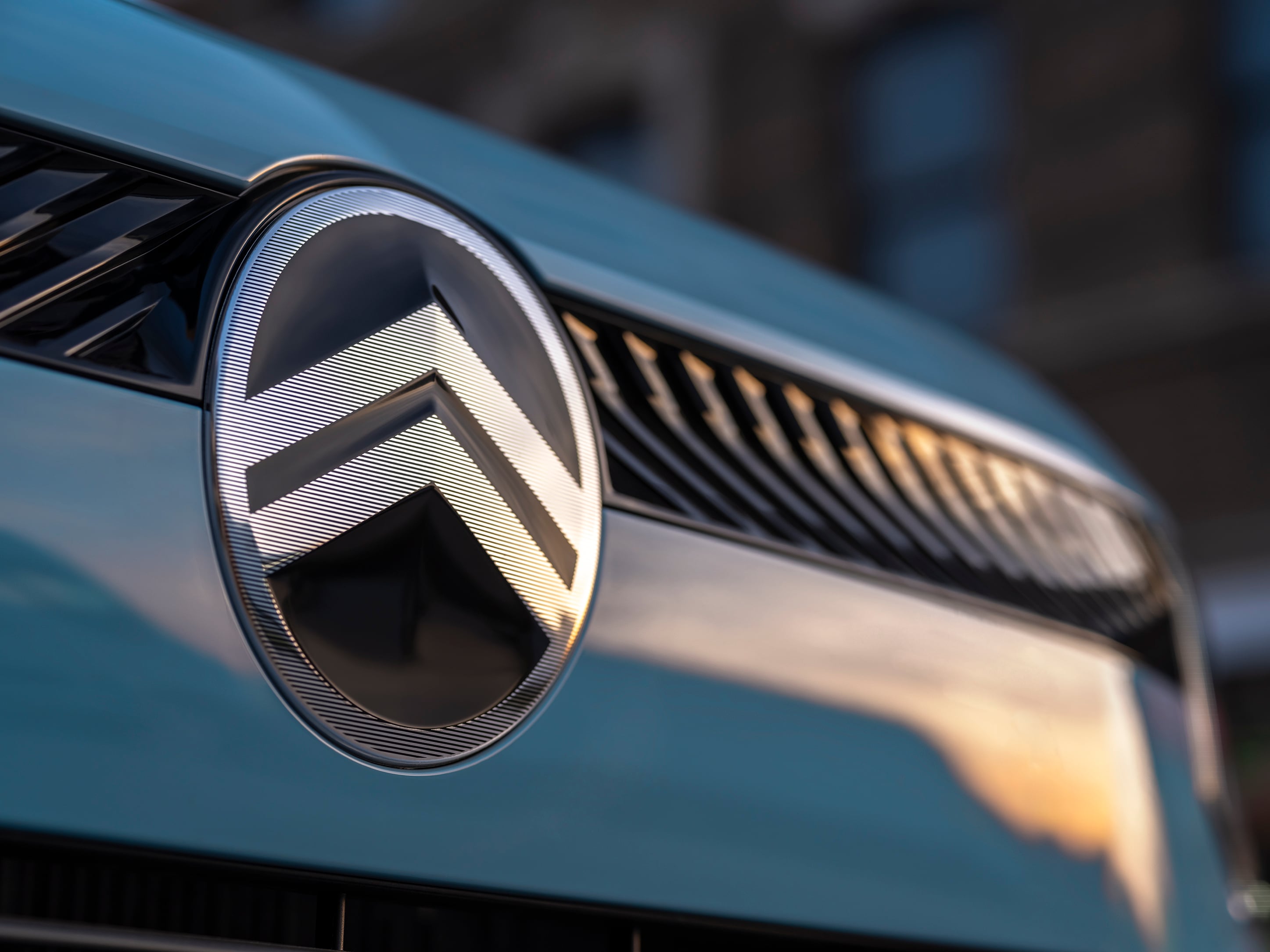 Vue frontale rapprochée du SUV électrique Citroën ë-C3 montrant un nouveau design emblème pour une mobilité urbaine moderne et abordable.