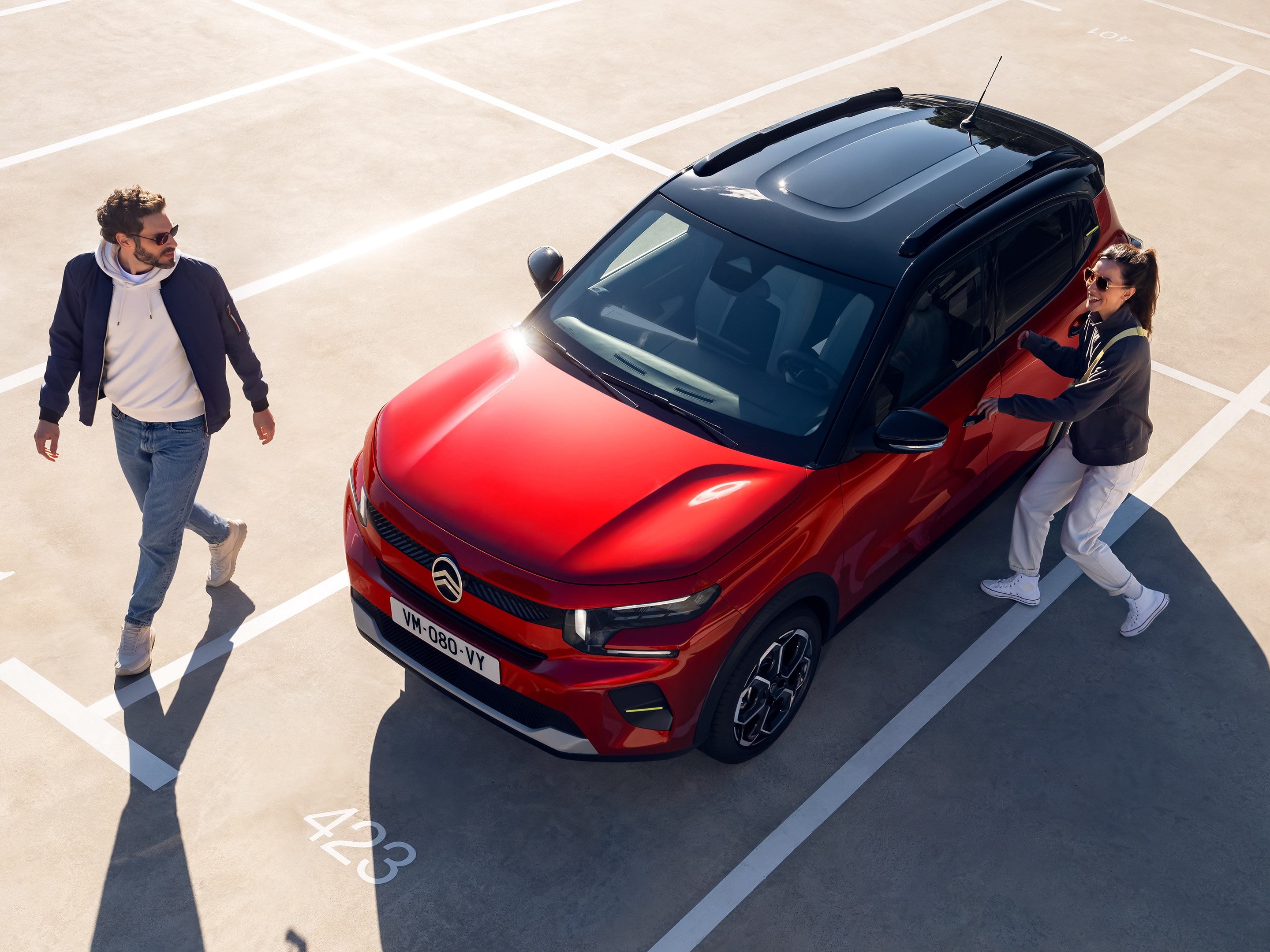 Vue de dessus du SUV électrique Citroën ë-C3 mettant en avant l’agilité compacte pour une mobilité urbaine pratique et abordable.