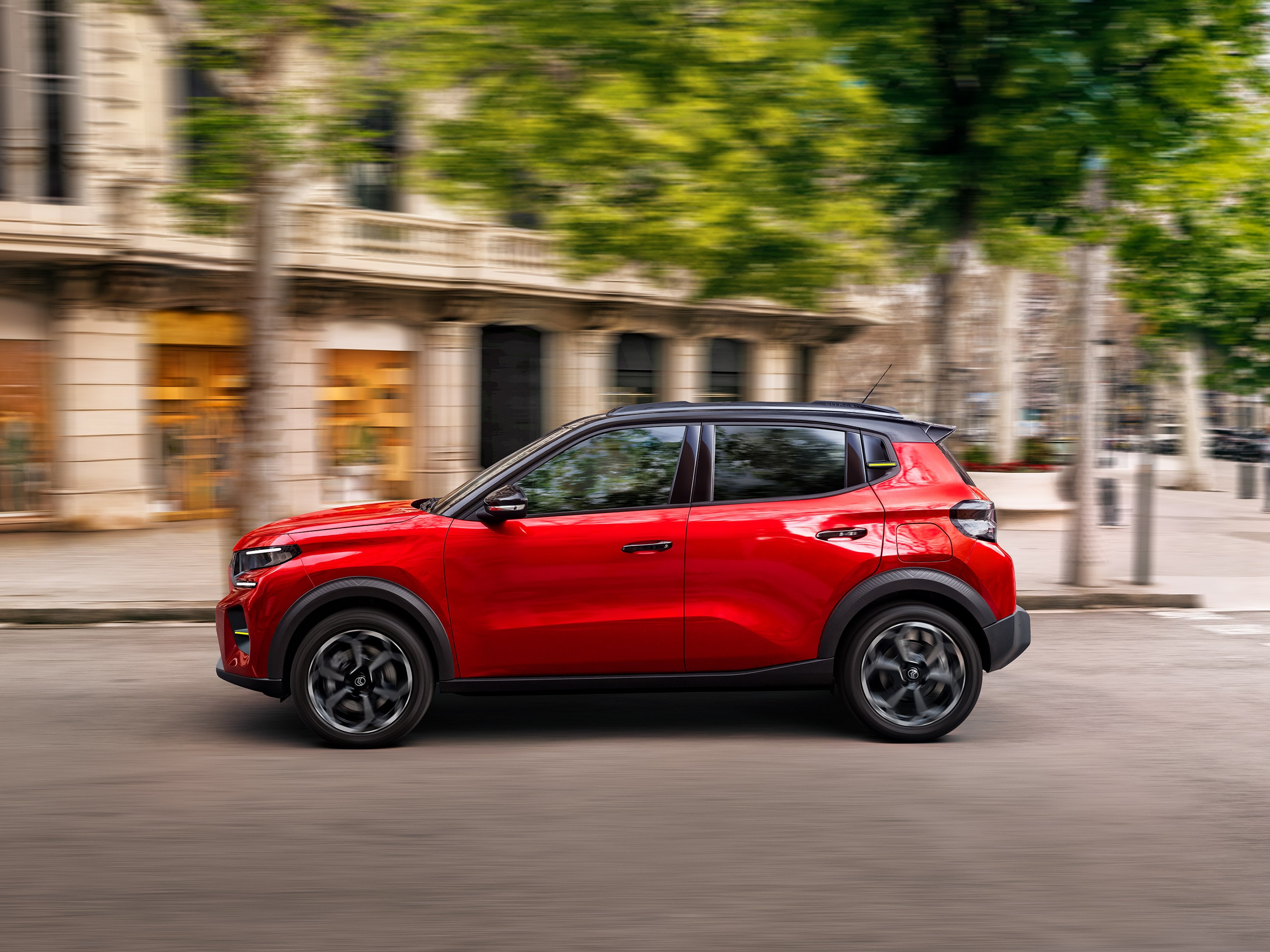 Vue latérale du SUV électrique Citroën ë-C3 mettant en avant une conduite urbaine dynamique pour une mobilité quotidienne fluide, pratique et abordable.