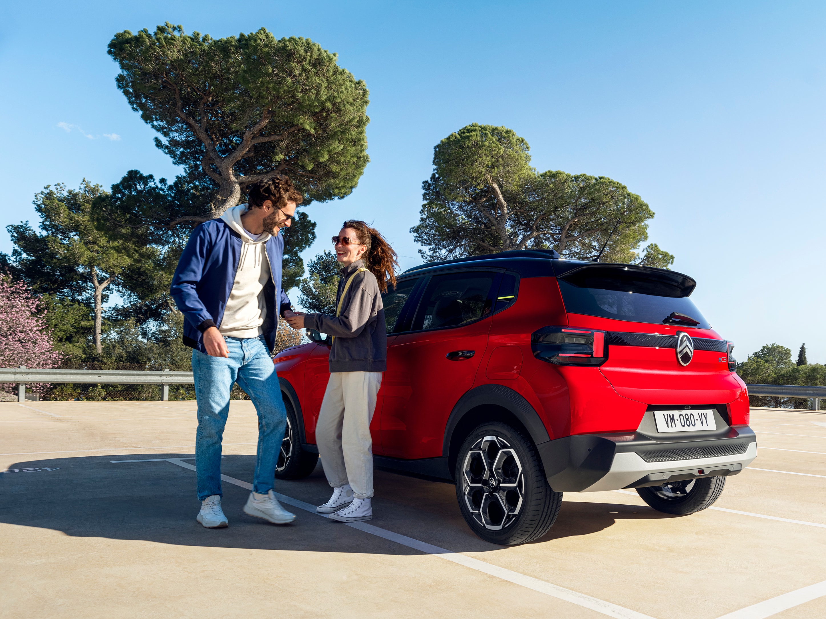 Vue arrière trois quarts du SUV électrique Citroën ë-C3 mettant en valeur un style moderne pour une mobilité urbaine détendue et abordable au quotidien.
