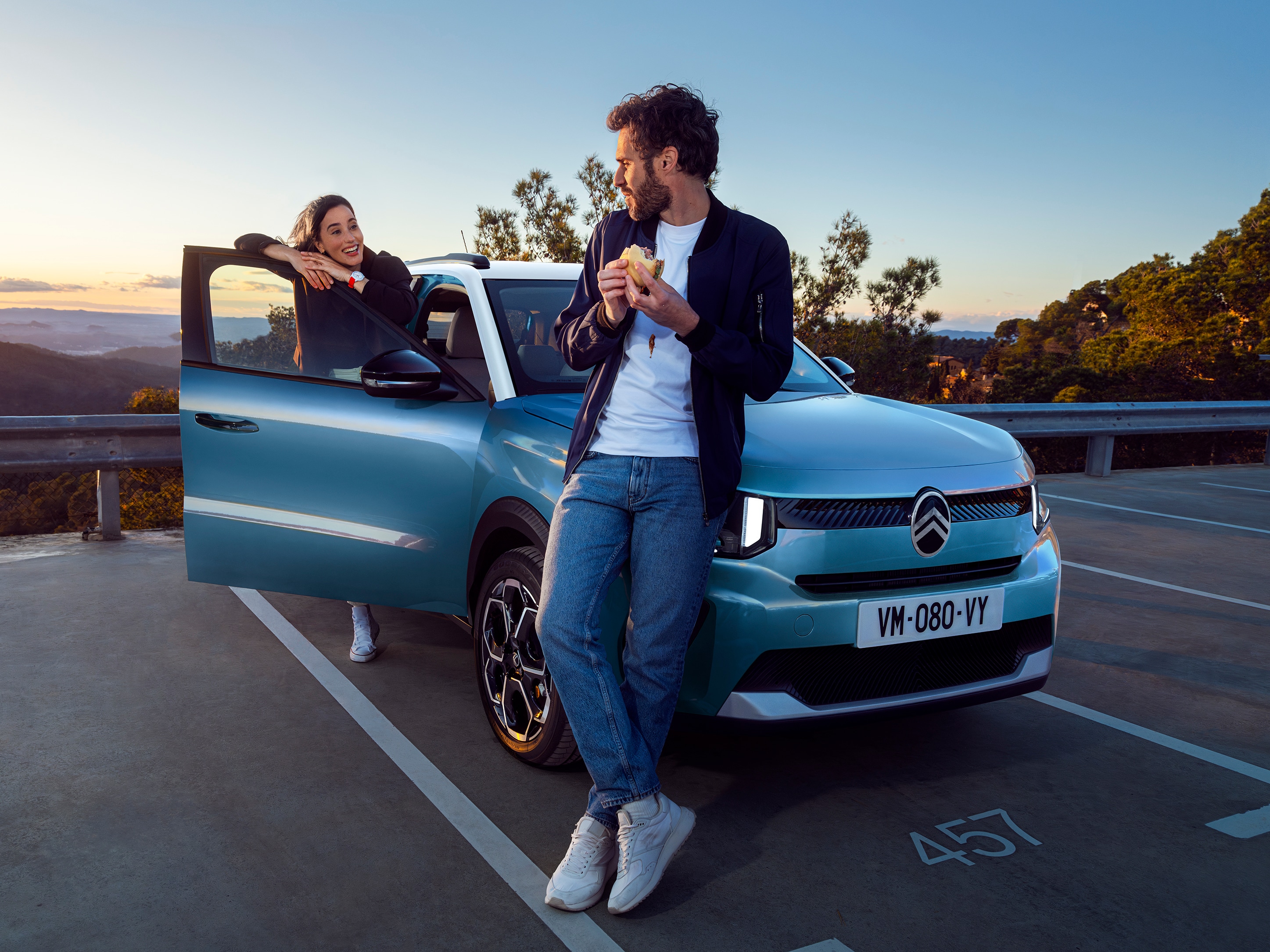 Vue frontale trois quarts du SUV électrique Citroën ë-C3 mettant en valeur un moment de freinage détendu pour une mobilité quotidienne fluide et abordable.