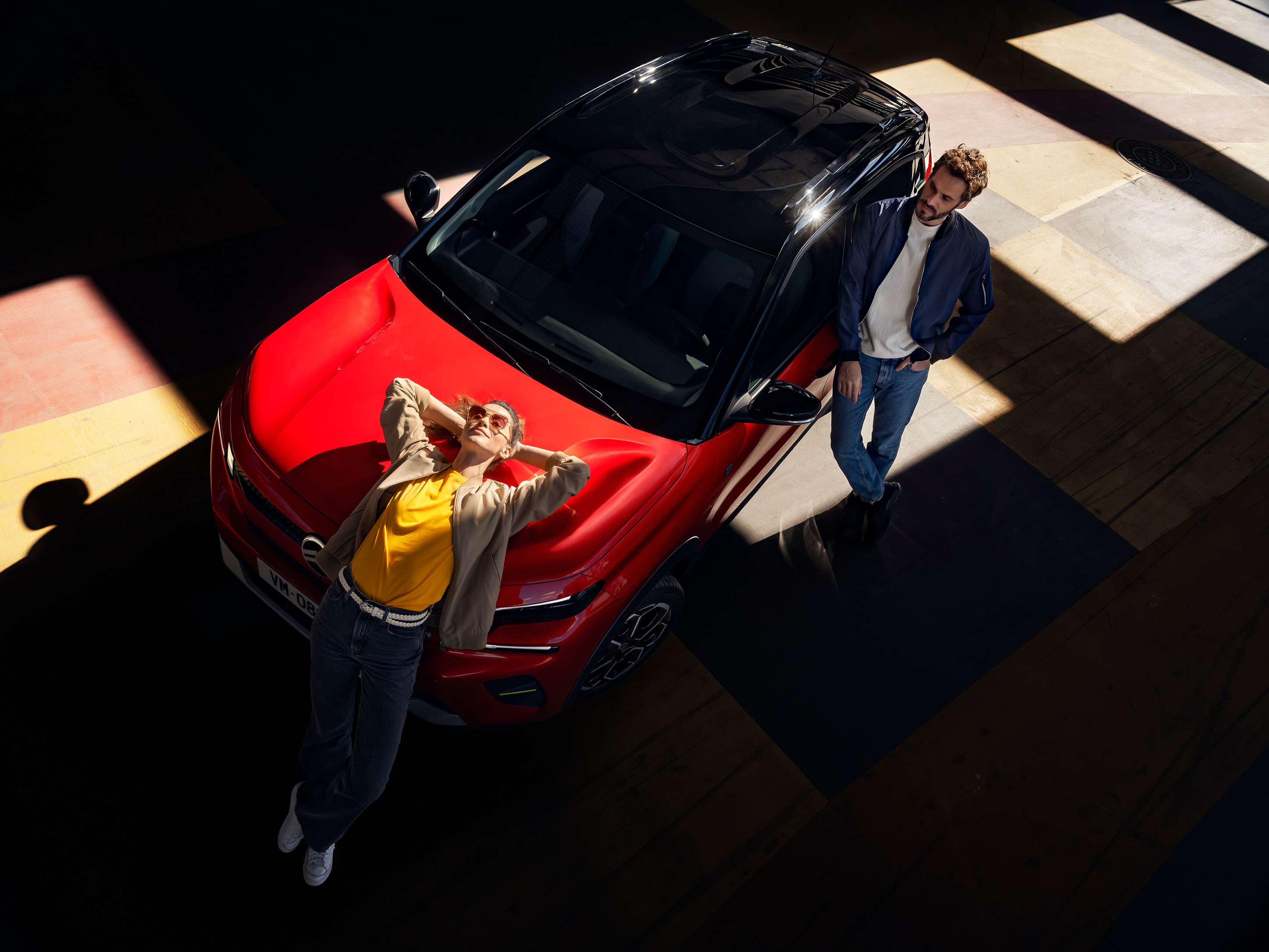Vue de dessus du SUV électrique Citroën ë-C3 mettant en avant un design bicolore élégant pour une mobilité urbaine détendue et abordable au quotidien.