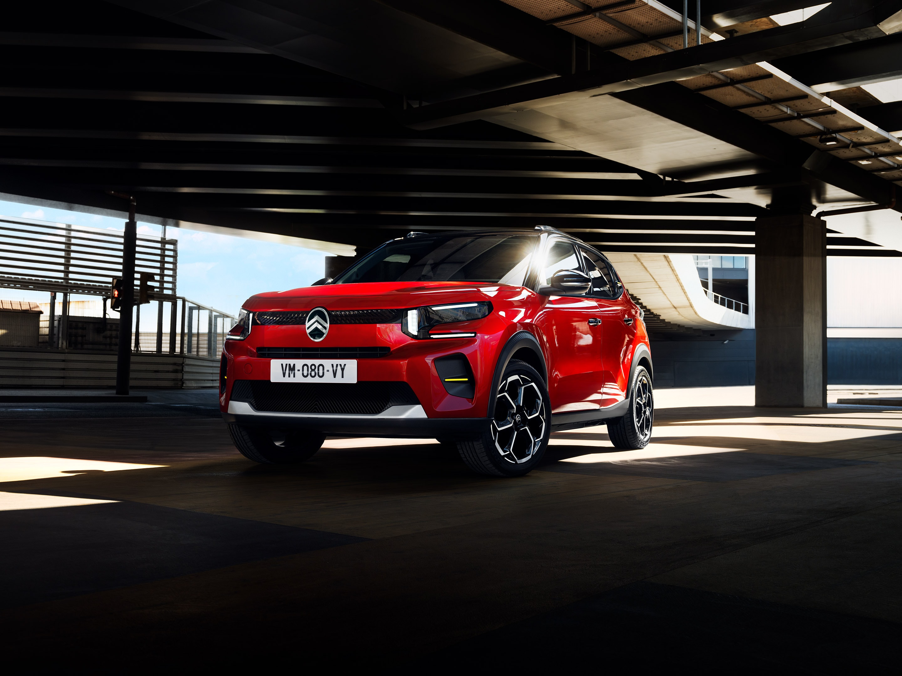 Vue frontale trois quarts du SUV électrique Citroën ë-C3 affichant un design audacieux pour une mobilité urbaine au quotidien confiante et abordable.