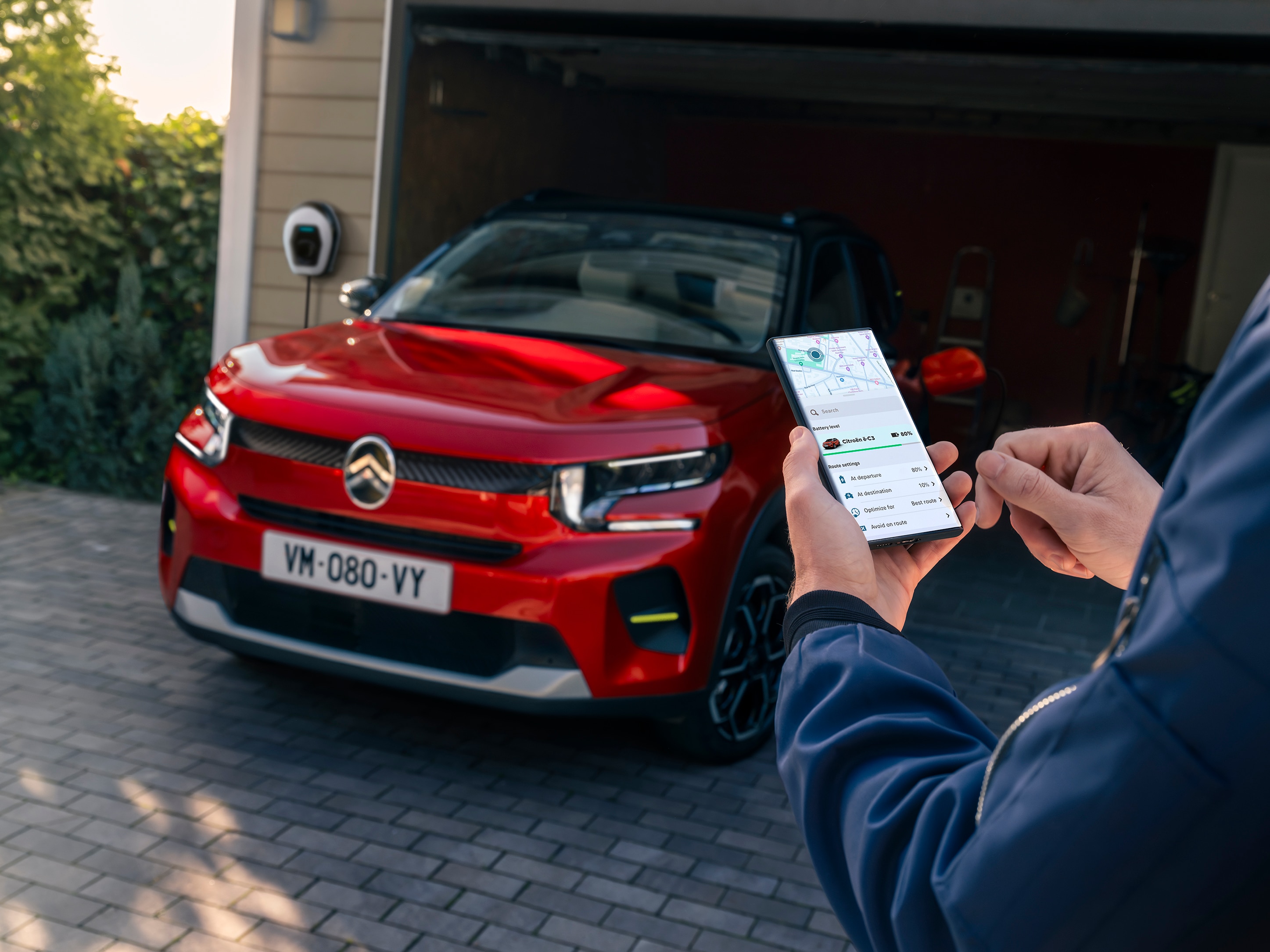 Vue de recharge du SUV électrique Citroën ë-C3 mettant en avant le contrôle connecté par application pour une mobilité quotidienne plus intelligente, abordable et pratique.