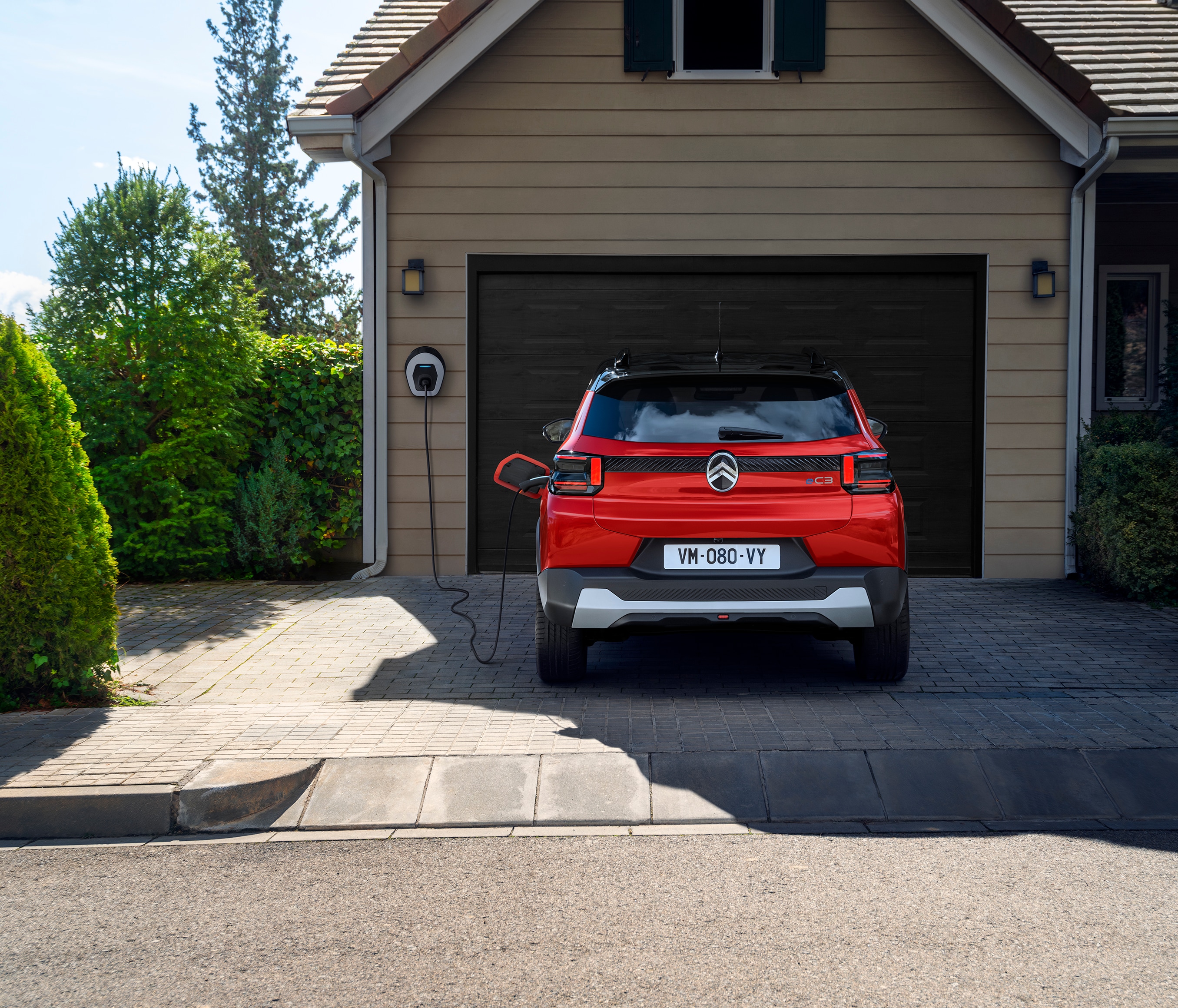Vue arrière du SUV électrique Citroën ë-C3 à la maison, mettant en avant une mobilité urbaine quotidienne pratique, efficace et abordable.