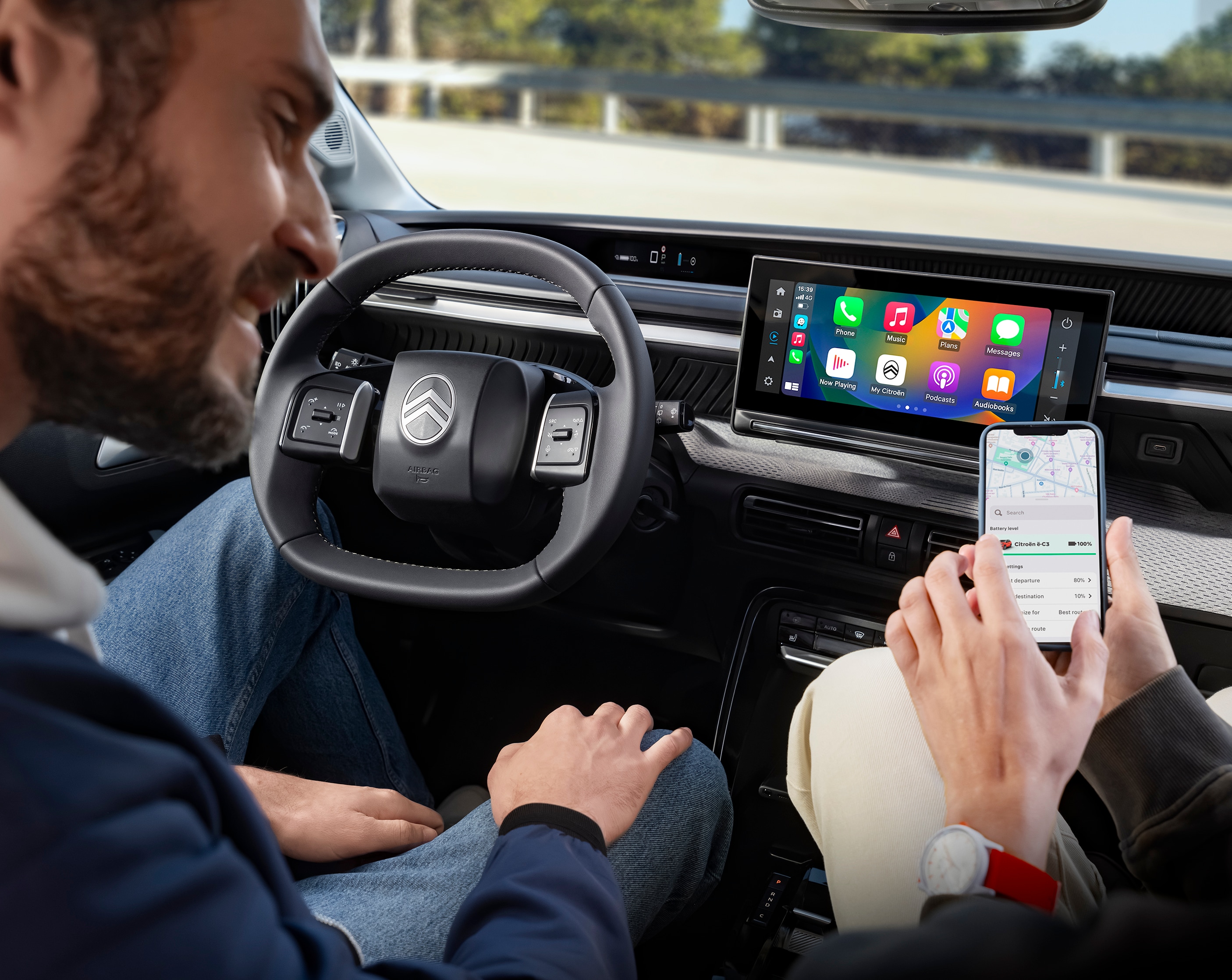 Vue intérieure du SUV électrique Citroën ë-C3 mettant en avant un système d’infodivertissement connecté pour une mobilité urbaine intuitive, confortable et abordable.