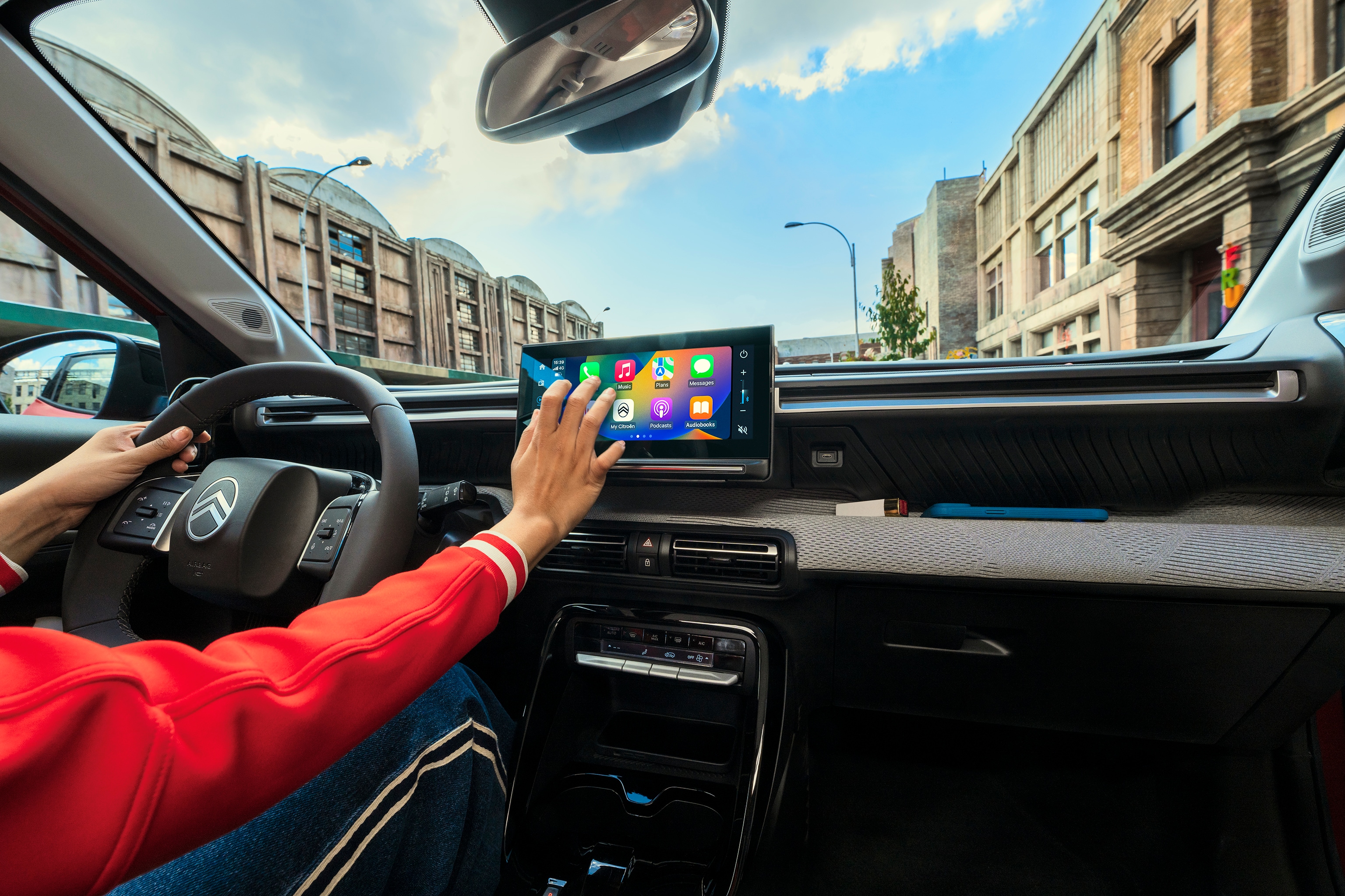 Vue tactile intérieure du SUV électrique Citroën ë-C3 mettant en avant un système d’infodivertissement connecté pour une mobilité urbaine intuitive, abordable et confortable.