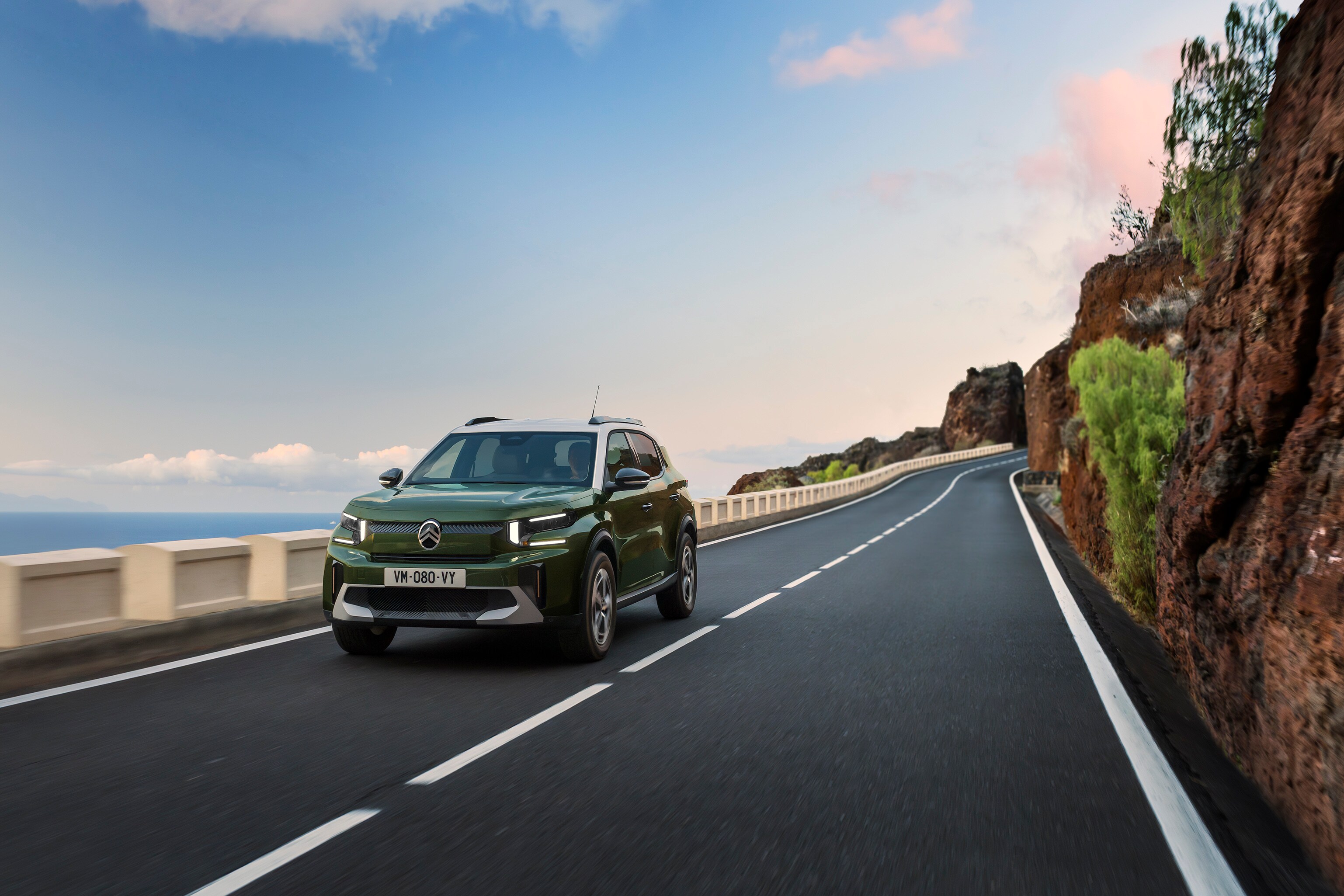 Vue frontale trois quarts de la Citroën C3 sur un SUV compact sur une route panoramique, mettant en valeur une mobilité quotidienne agile, confiante et abordable.