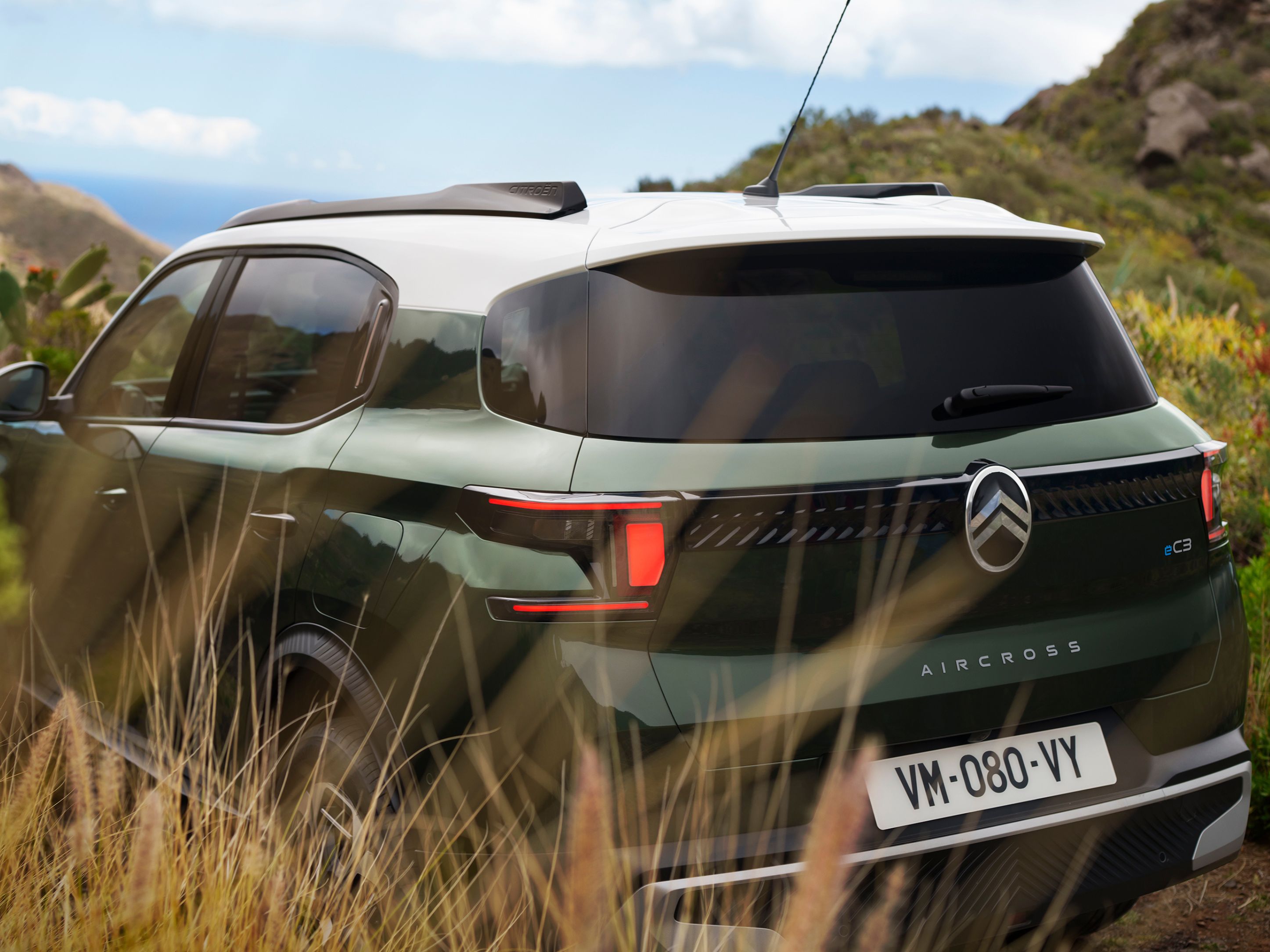 Vue arrière extérieure trois quarts du SUV Citroën C3 Aircross, mettant en avant un design bicolore audacieux pour une mobilité confiante, polyvalente et abordable.