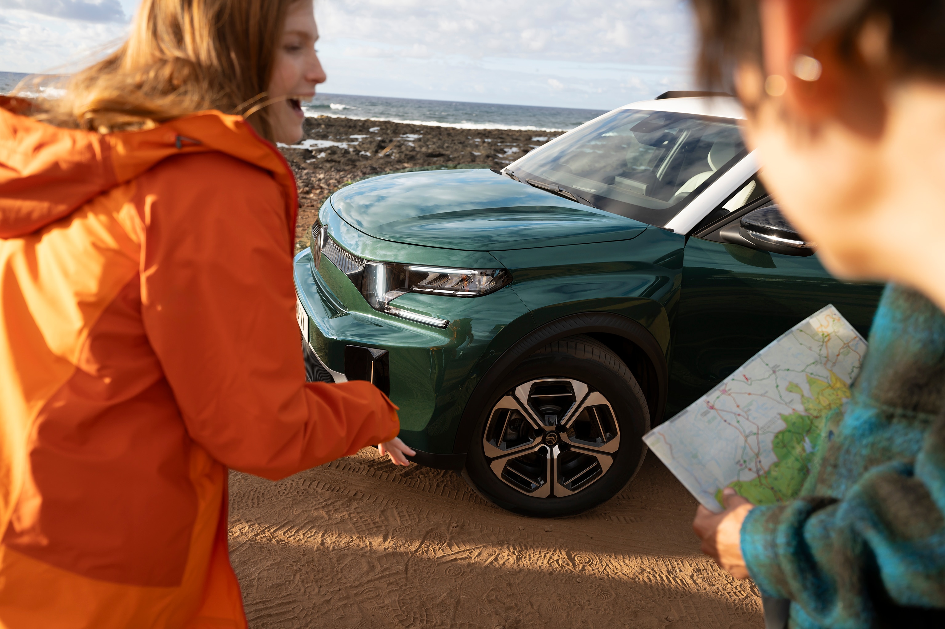 Vue extérieure à l’avant trois quarts du SUV Citroën C3 Aircross, mettant en valeur un style robuste pour une mobilité quotidienne aventureuse, confiante et abordable.