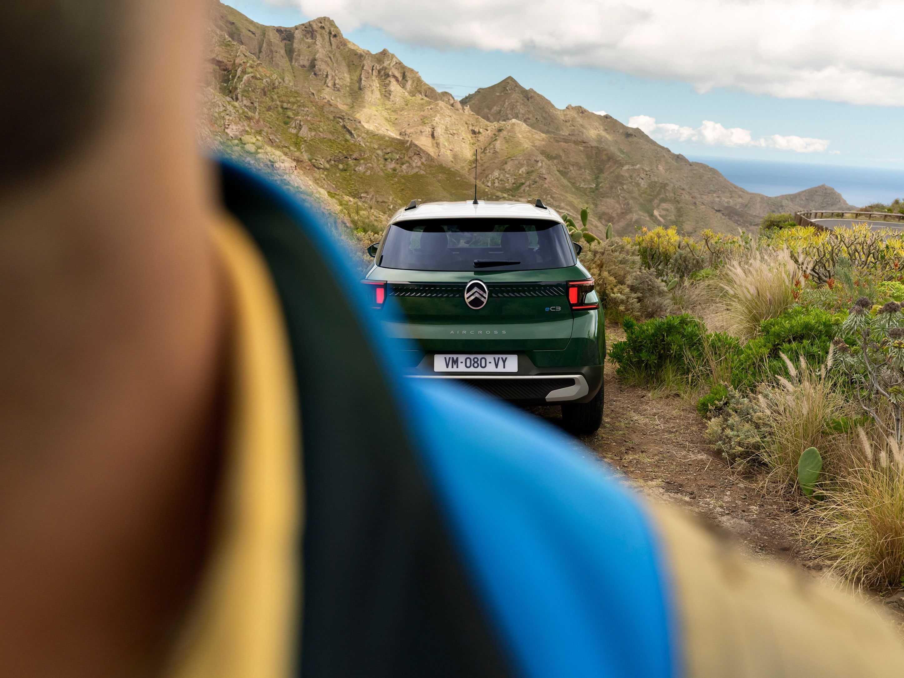 Vue arrière extérieure du SUV Citroën C3 Aircross mettant en valeur un style robuste pour une mobilité tout-terrain confiante, polyvalente et abordable.