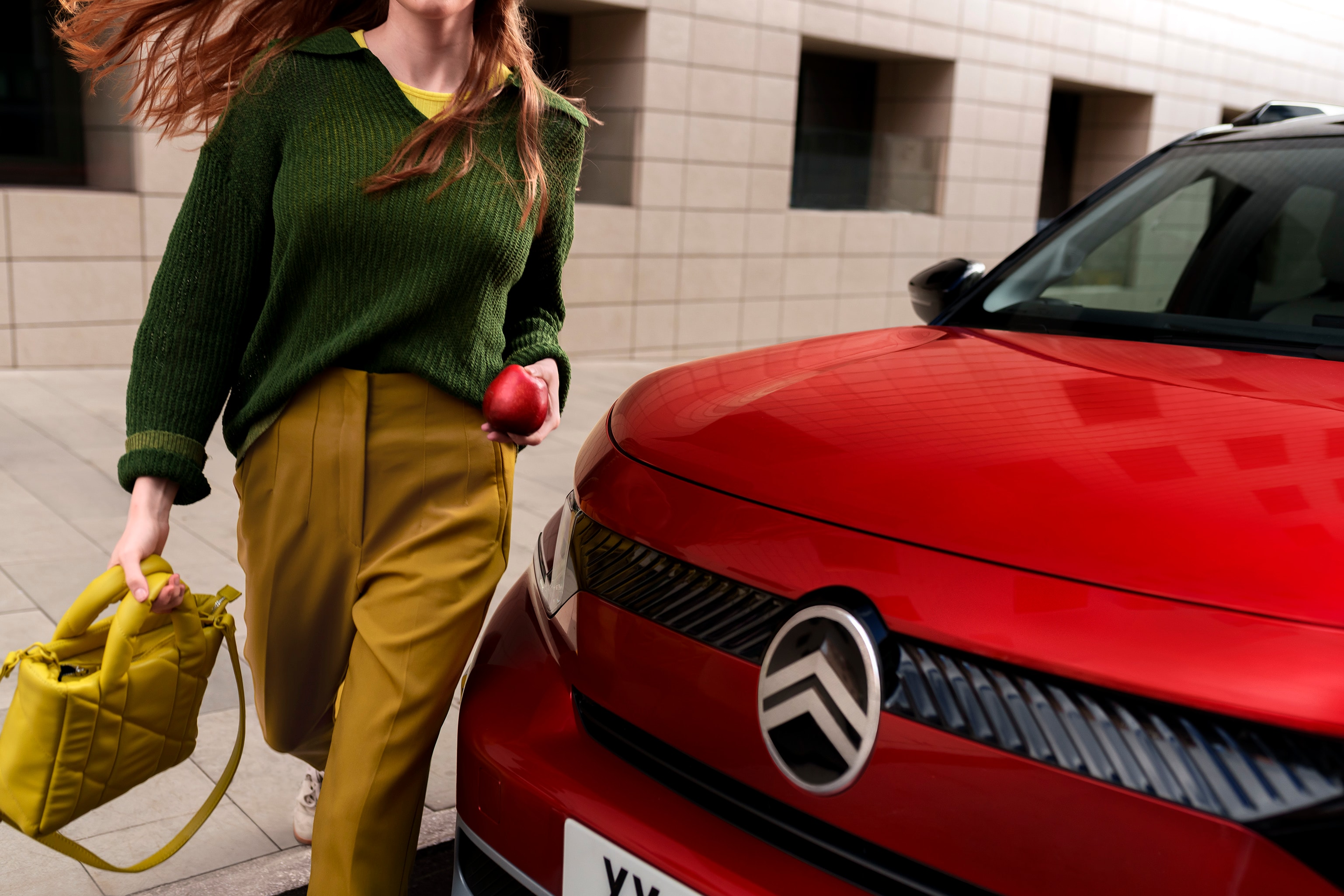 Vue rapprochée de face du SUV Citroën C3 Aircross mettant en avant un design audacieux de calandre pour une mobilité urbaine élégante, confiante et abordable.