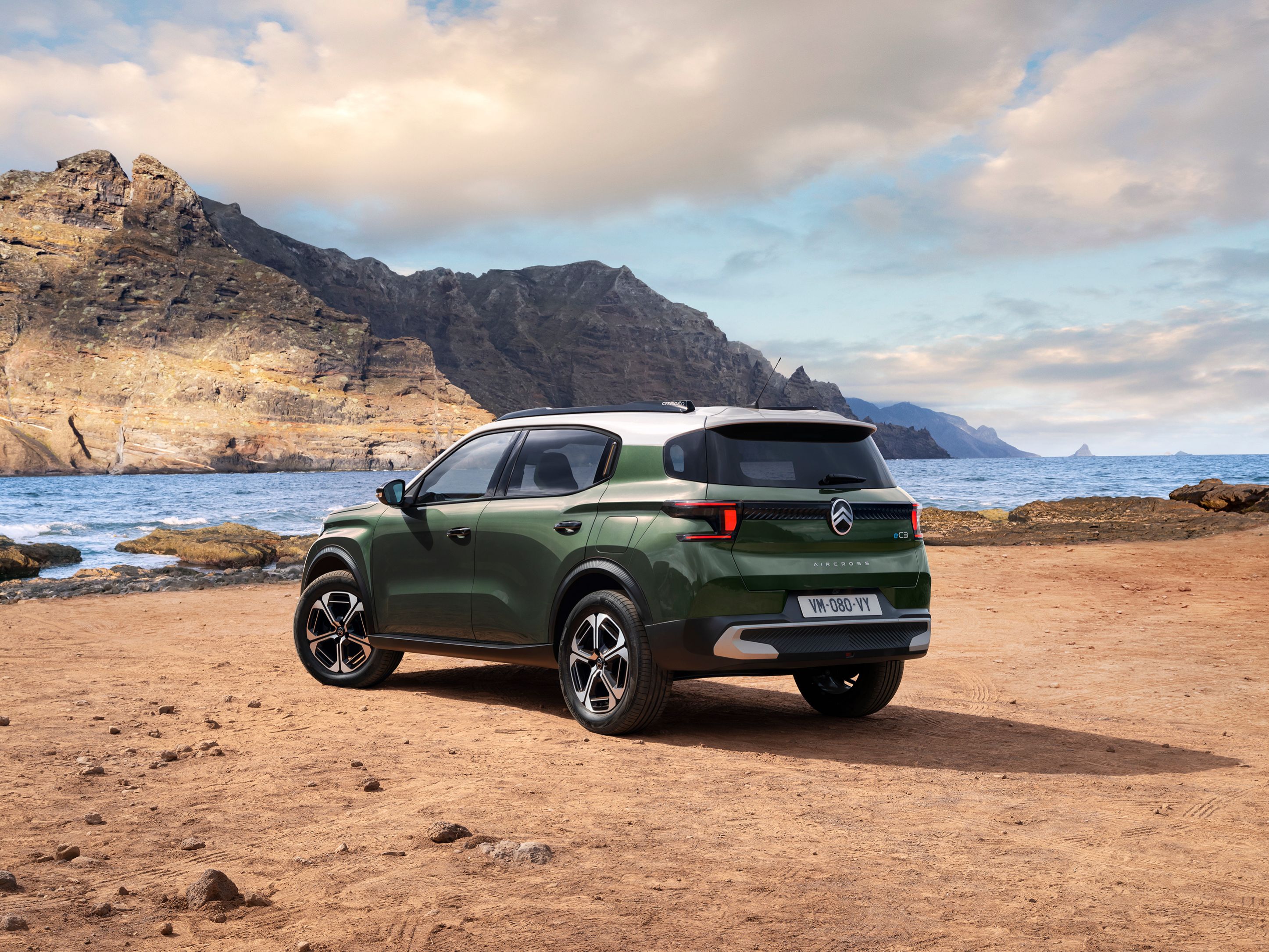 Vue arrière en bord de mer sur le Citroën C3 Aircross SUV, mettant en avant un design moderne de SUV pour une mobilité polyvalente et abordable.