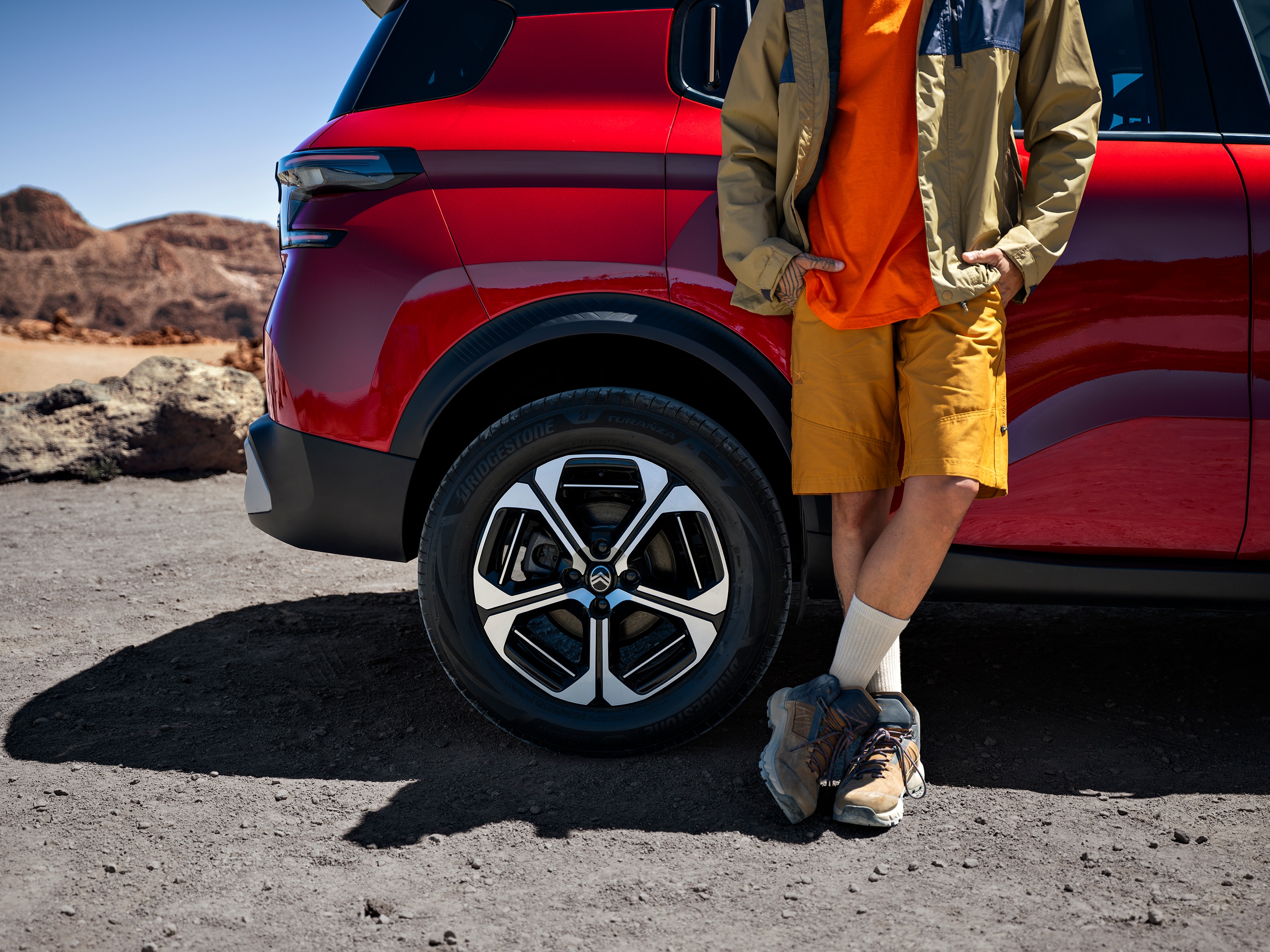 Vue rapprochée du SUV Citroën C3 Aircross mettant en avant un design de jantes en alliage pour une mobilité extérieure élégante, confiante et abordable.
