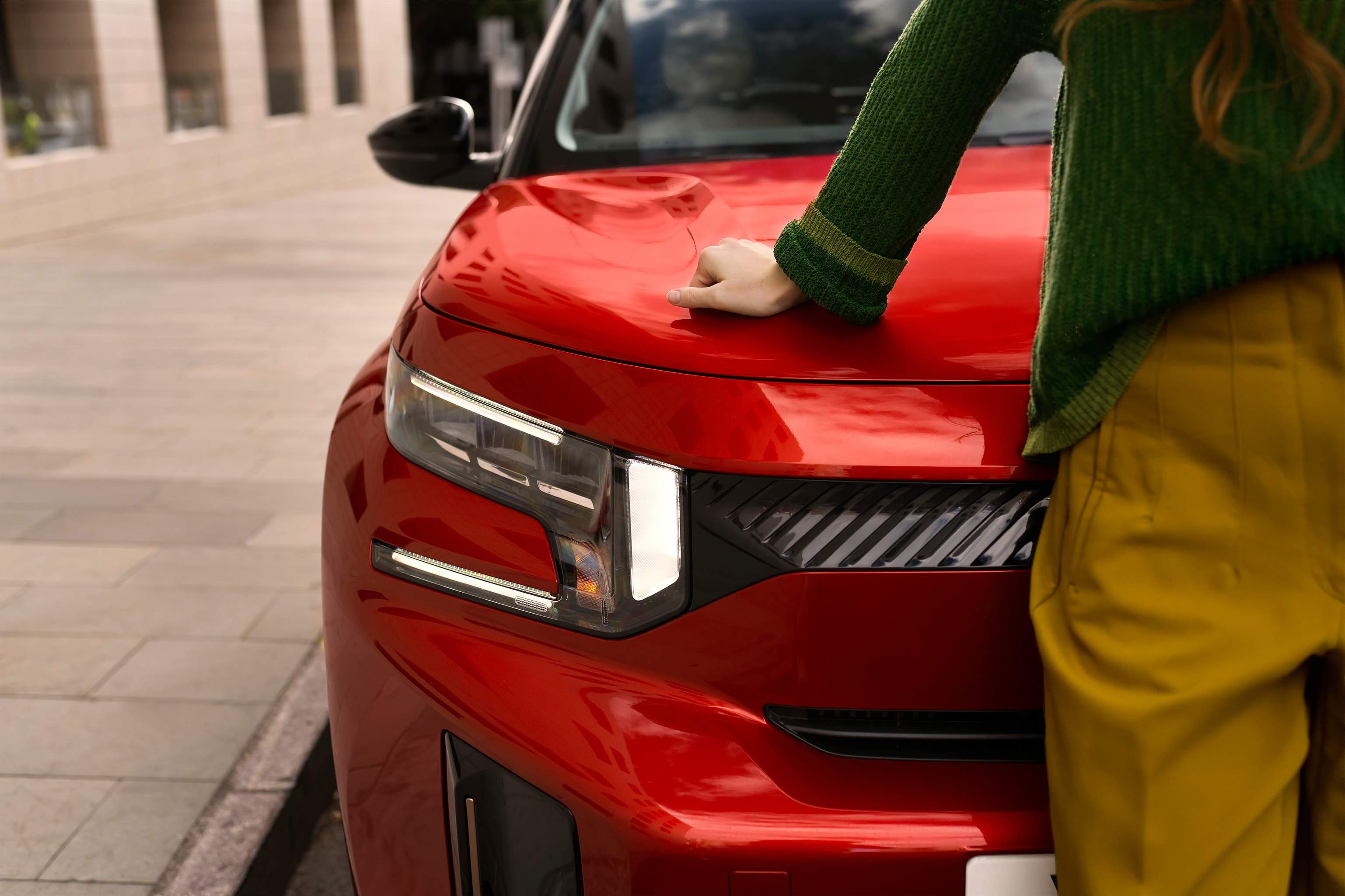 Vue frontale détaillée du SUV Citroën C3 Aircross, mettant en avant un capot sculpté pour une mobilité urbaine moderne, expressive et abordable.