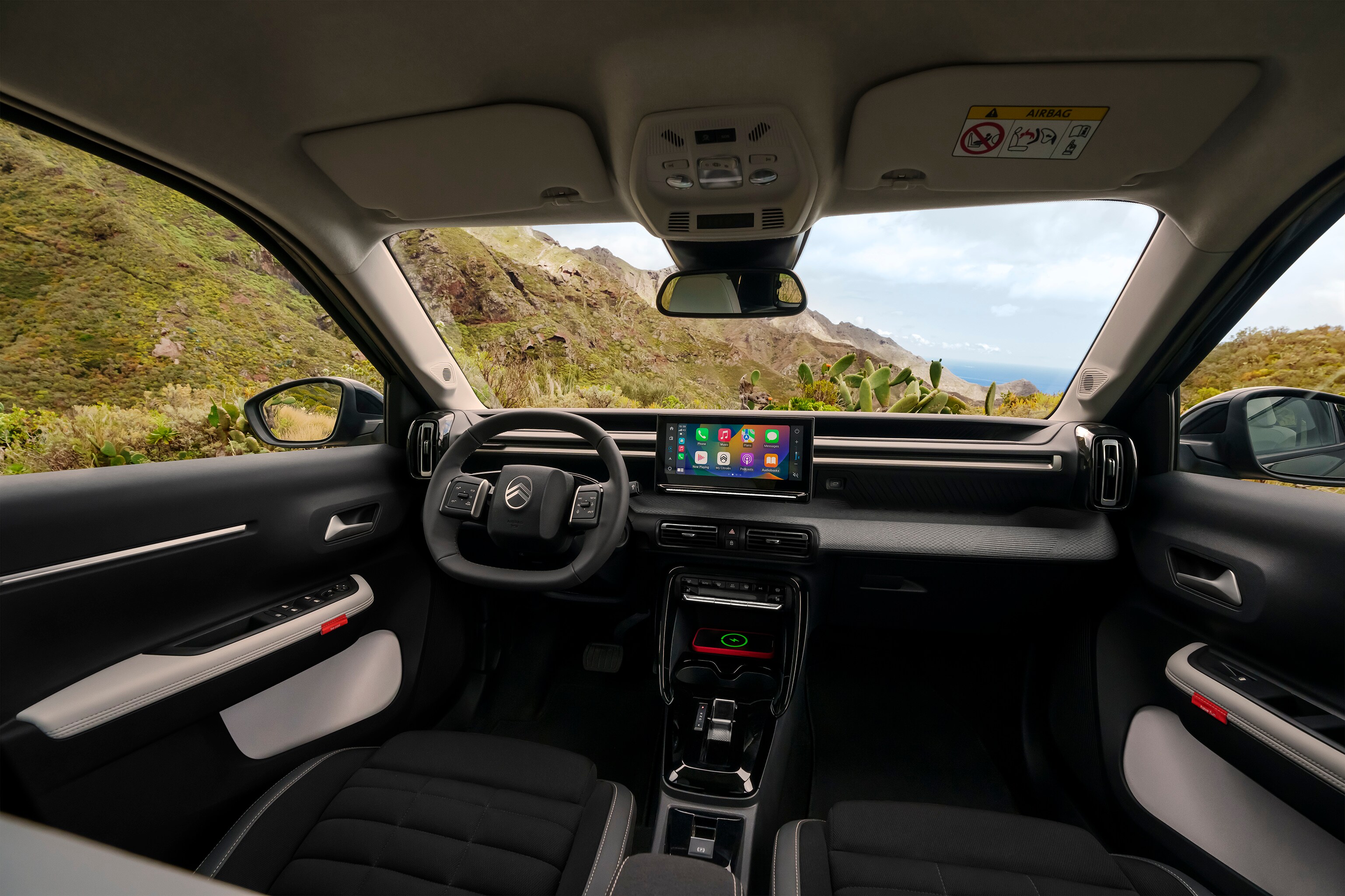 Vue intérieure frontale du SUV Citroën C3 Aircross, avec tableau de bord panoramique et grand écran tactile pour une conduite intuitive, spacieuse et abordable au quotidien.