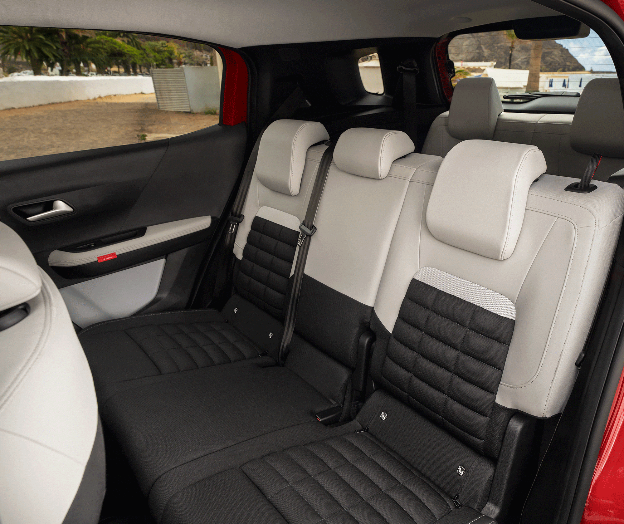 L’intérieur comprend un GIF du SUV Citroën C3 Aircross mettant en avant des solutions de rangement modulaires pratiques pour une mobilité quotidienne polyvalente, pratique et abordable.