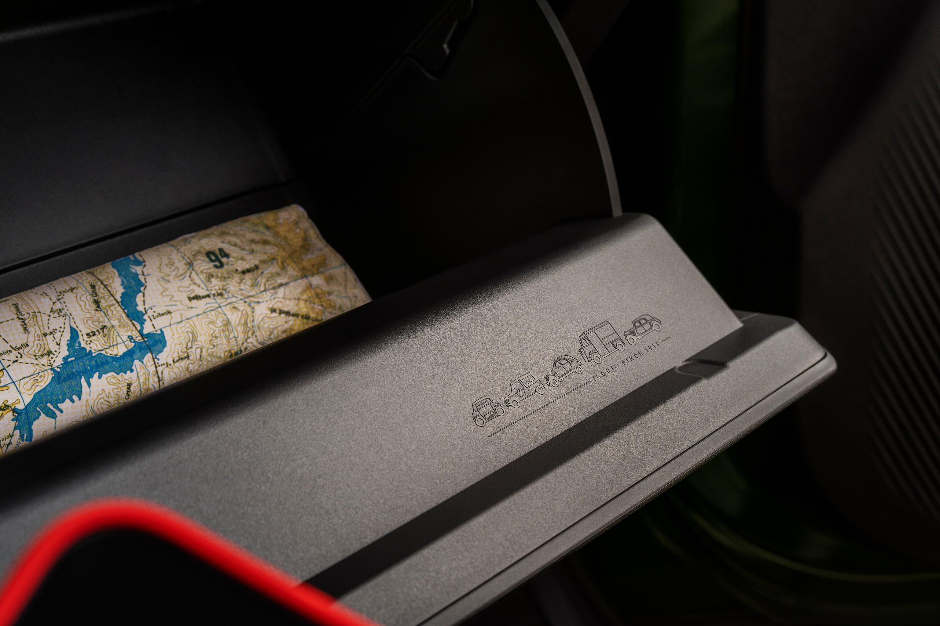 Vue intérieure rapprochée du SUV Citroën C3 Aircross montrant un espace de rangement pratique sur le tableau de bord pour une mobilité polyvalente, pratique et abordable.