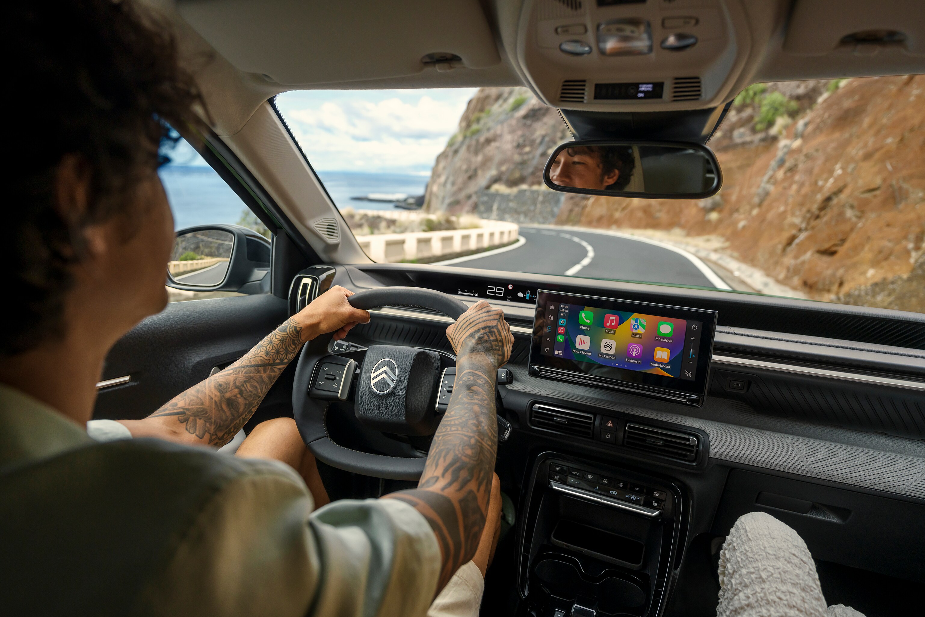 Vue conducteur du SUV Citroën C3 Aircross mettant en valeur un grand écran tactile et un cockpit moderne pour une conduite intuitive, connectée et abordable au quotidien.