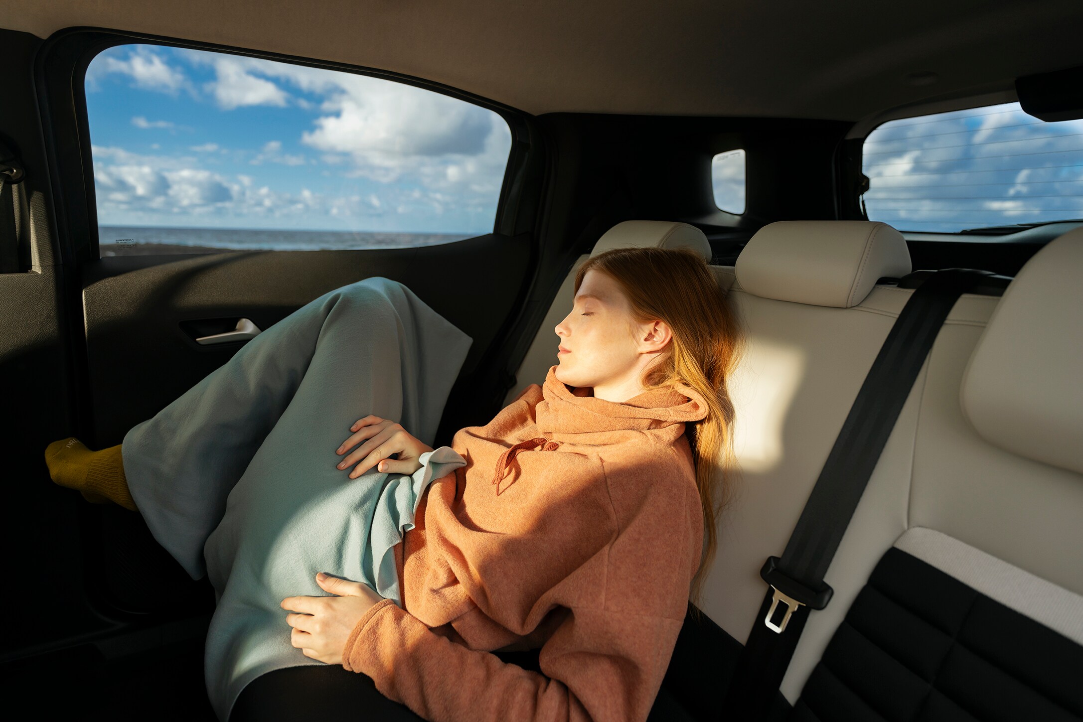 Vue intérieure arrière du SUV Citroën C3 Aircross offrant des sièges spacieux pour un confort confortable sur les longs trajets et une mobilité quotidienne abordable.