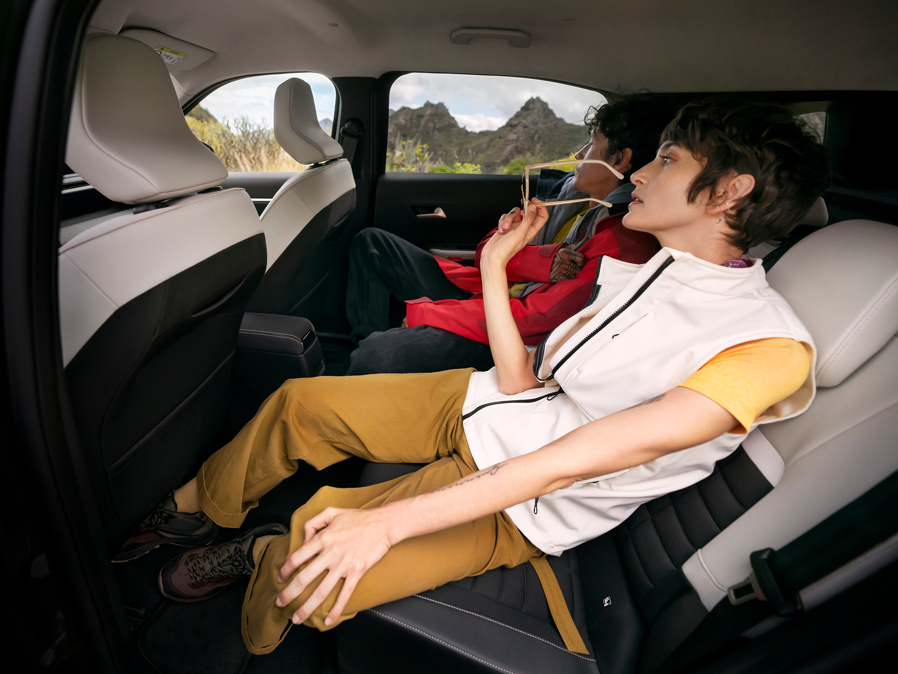 Vue arrière du SUV Citroën C3 Aircross mettant en valeur un espace généreux pour les jambes pour une mobilité confortable, polyvalente et abordable des passagers au quotidien.