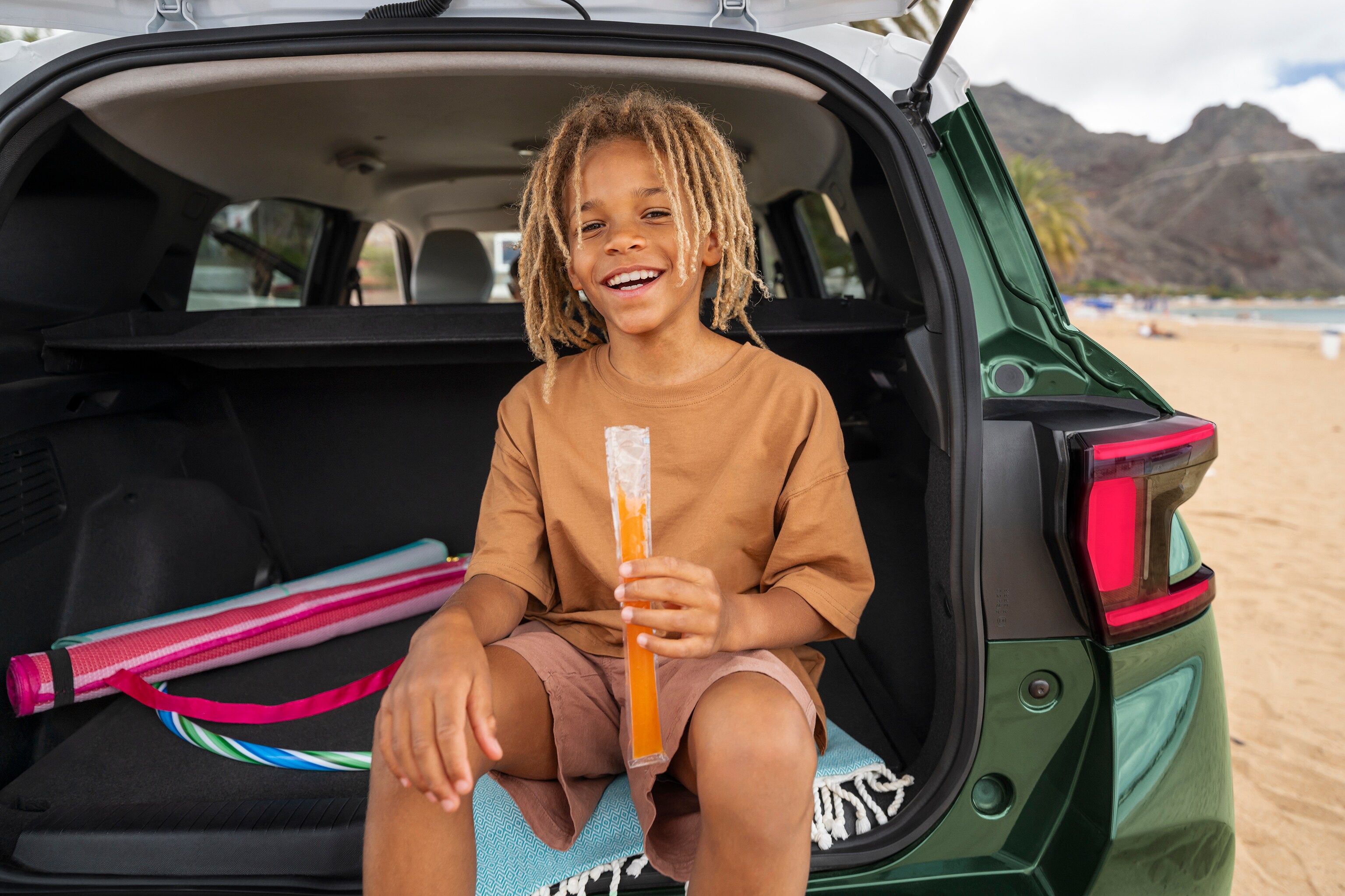 Vue arrière du coffre du SUV Citroën C3 Aircross mettant en valeur un espace de chargement spacieux pour une mobilité polyvalente, pratique et abordable et adaptée aux familles.