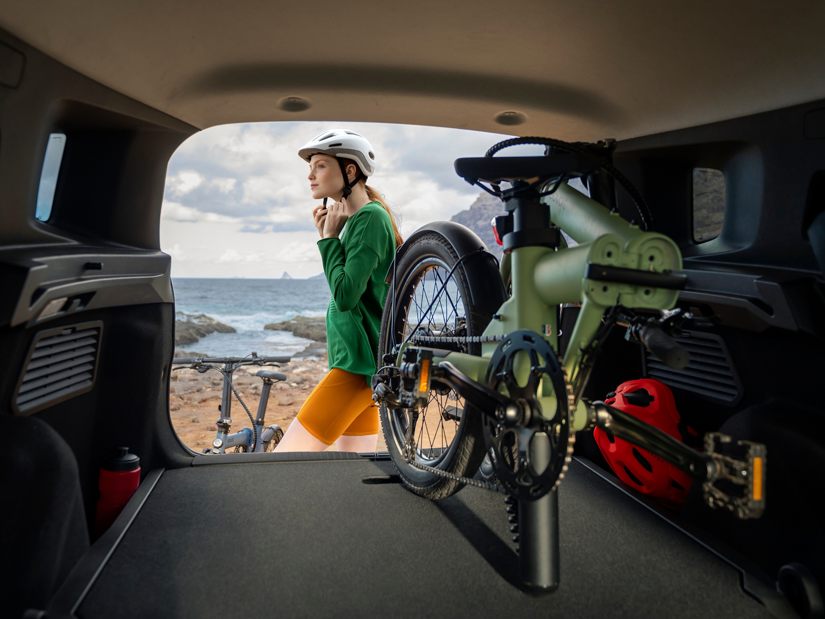 Vue arrière du coffre du SUV Citroën C3 Aircross offrant un espace de bagages généreux pour une mobilité active et adaptée à la plage au quotidien.