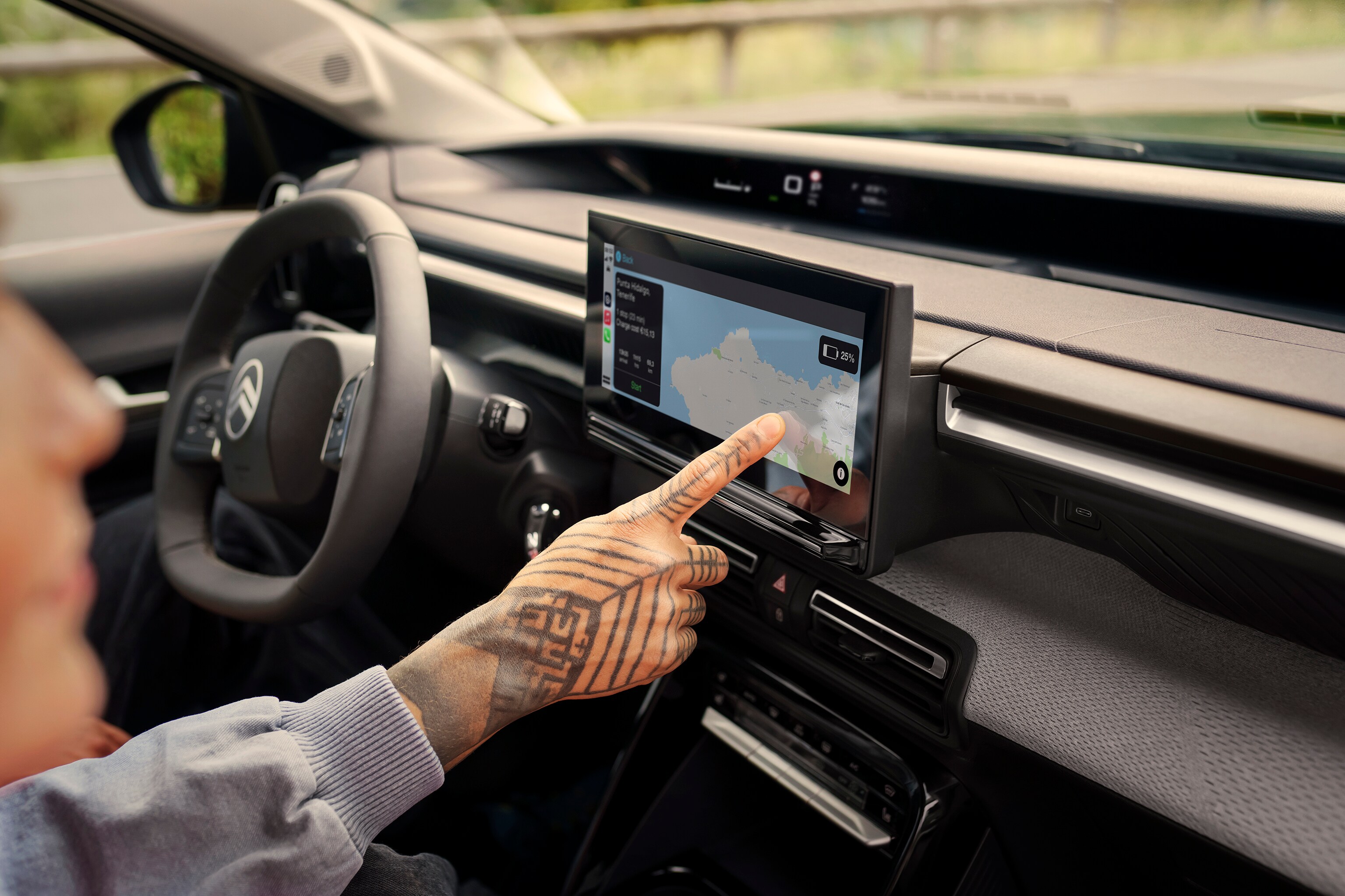 Vue tactile intérieure du SUV Citroën C3 Aircross montrant un système de navigation pour une conduite intuitive, connectée et abordable au quotidien.